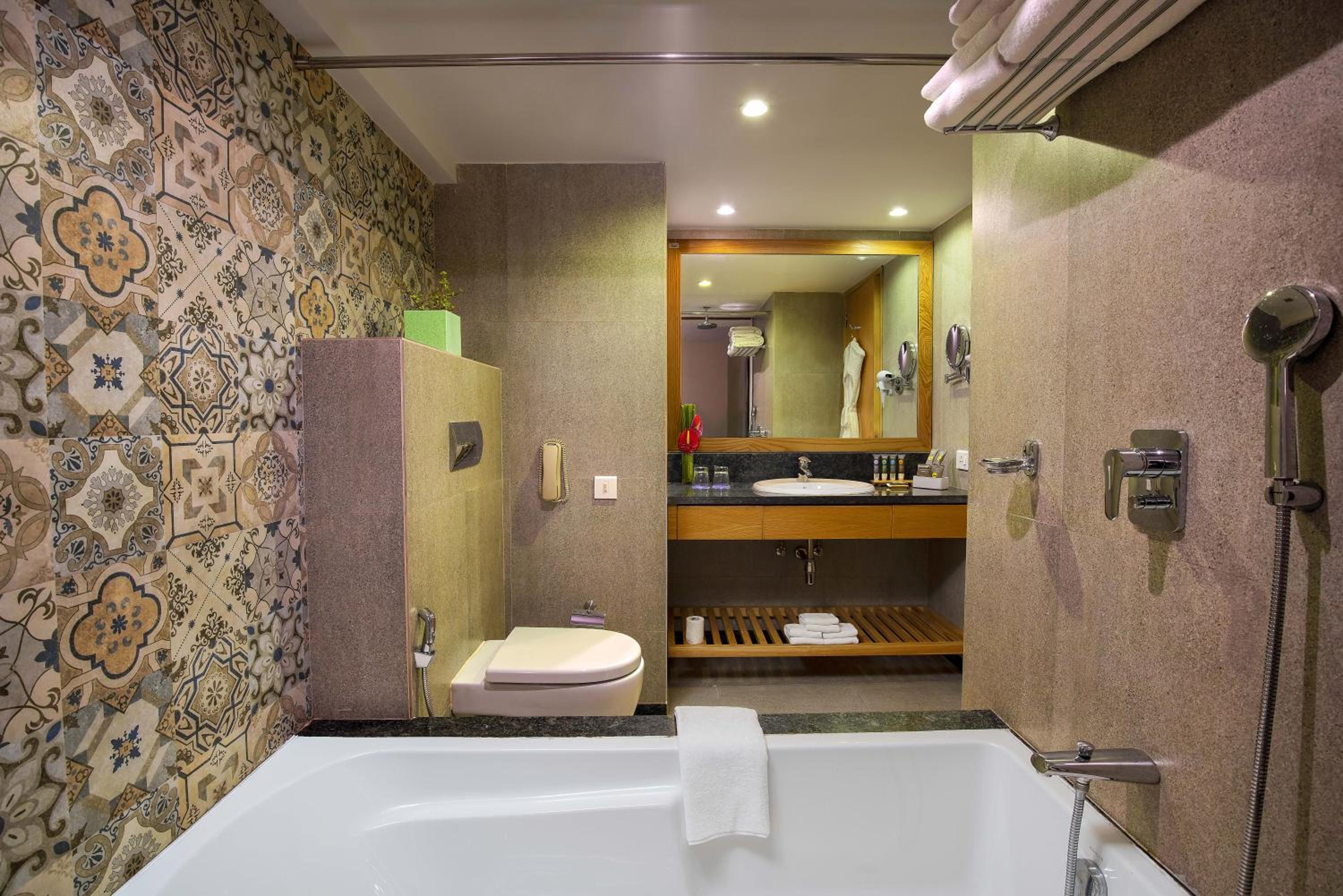 Executive Room with Bathtub with 20% discount on Food and Beverage - Photo 4