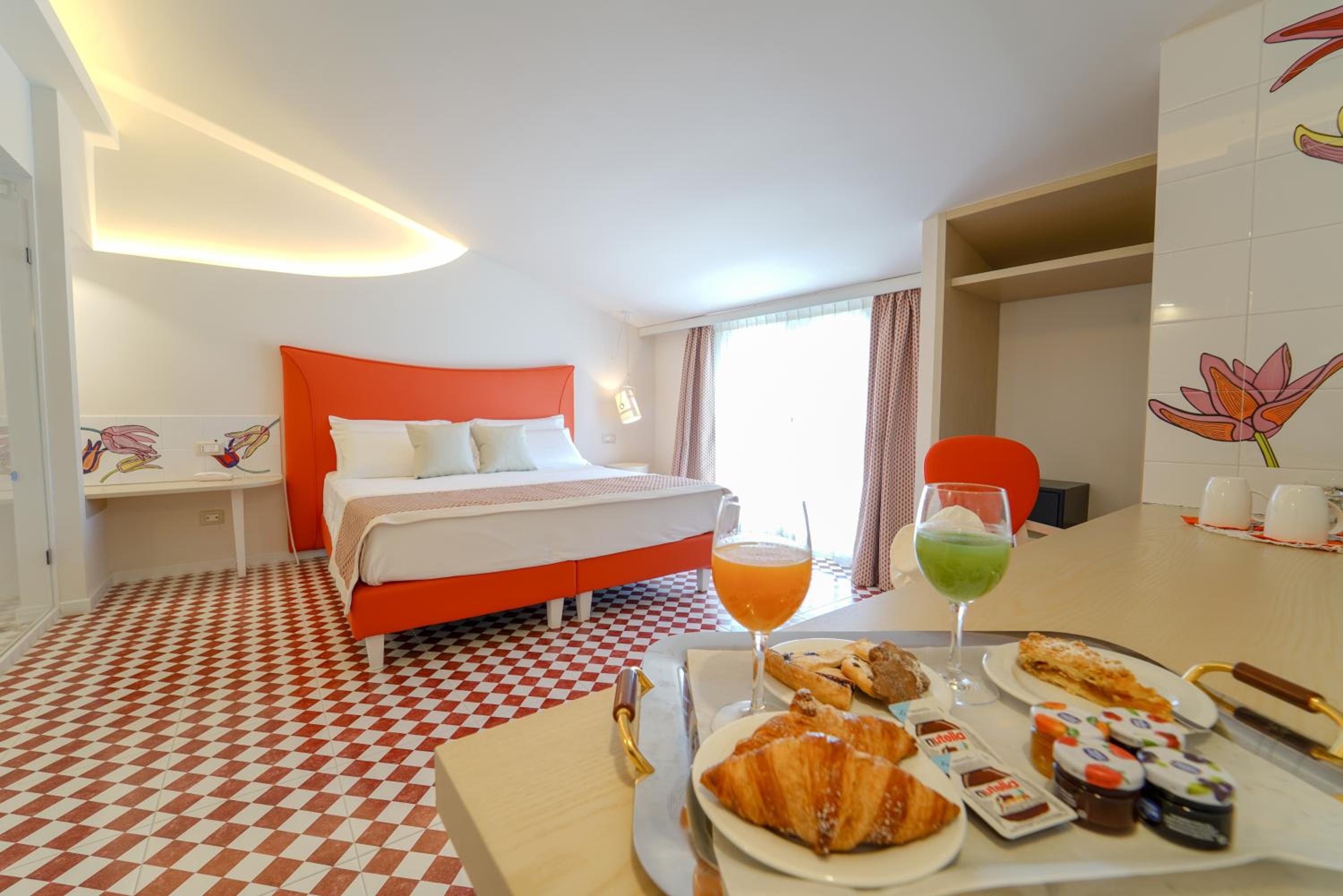 Suite - Photo 1