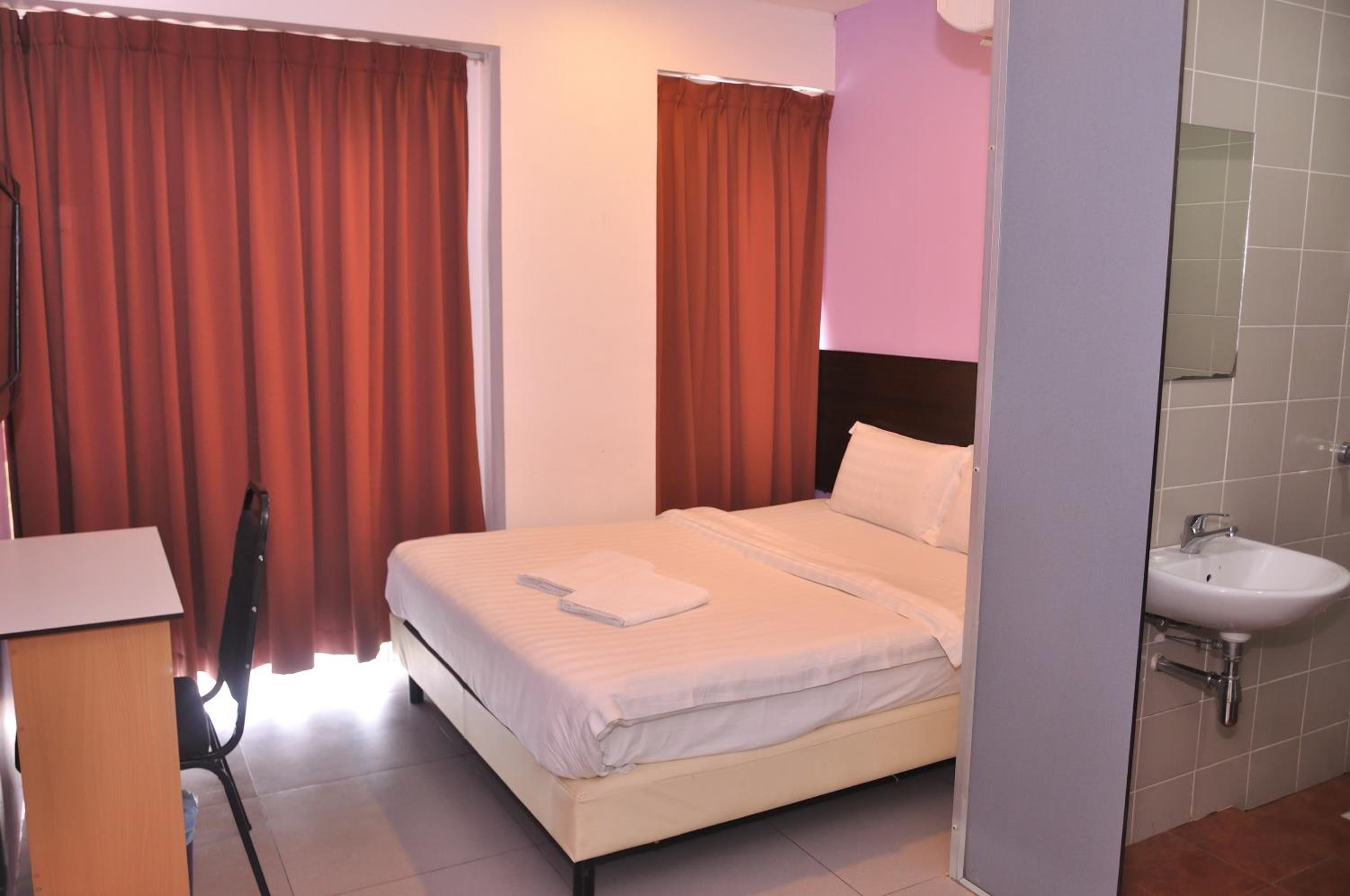 Double Room (with window) - Photo 7