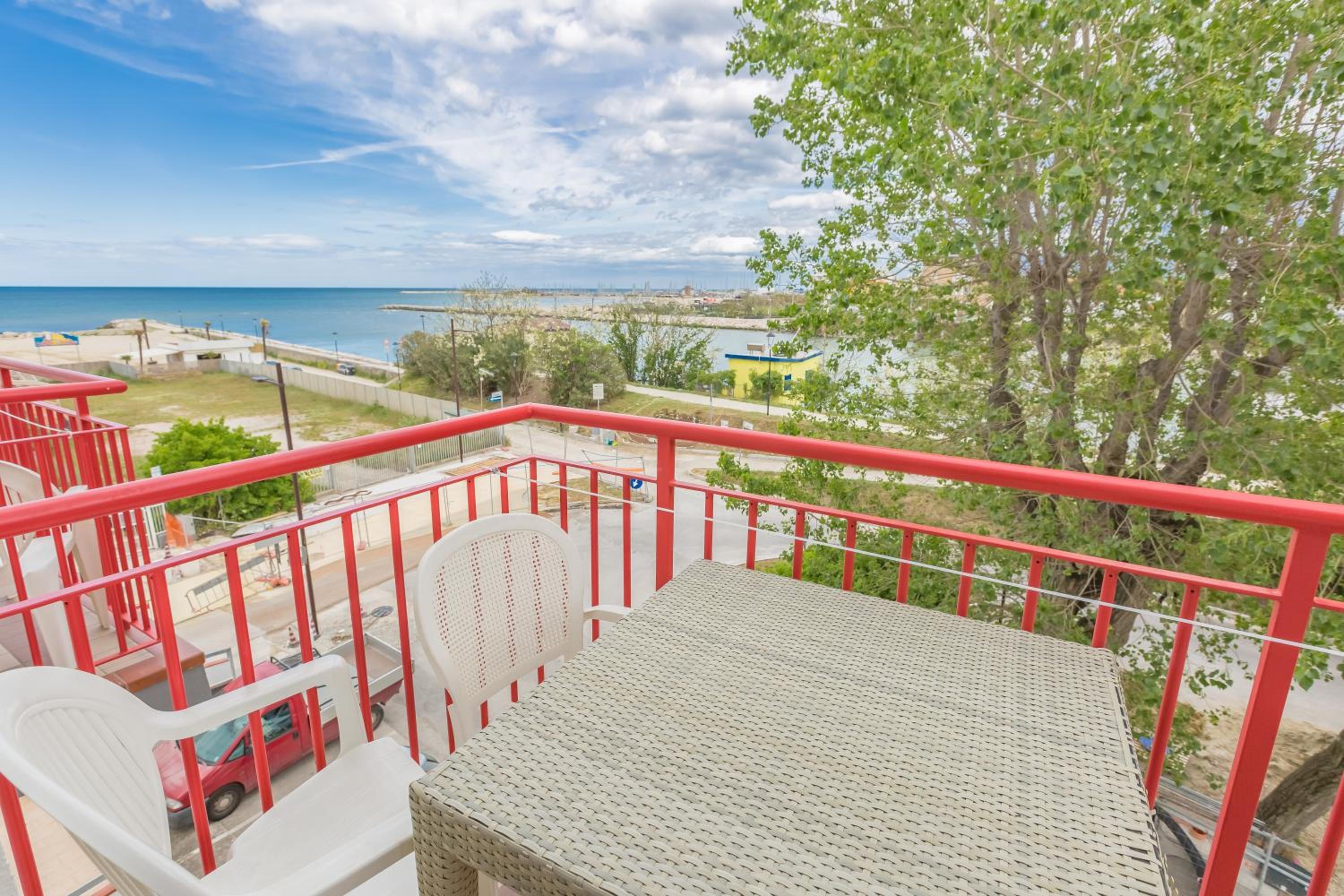 Quadruple Room with Balcony - Photo 7