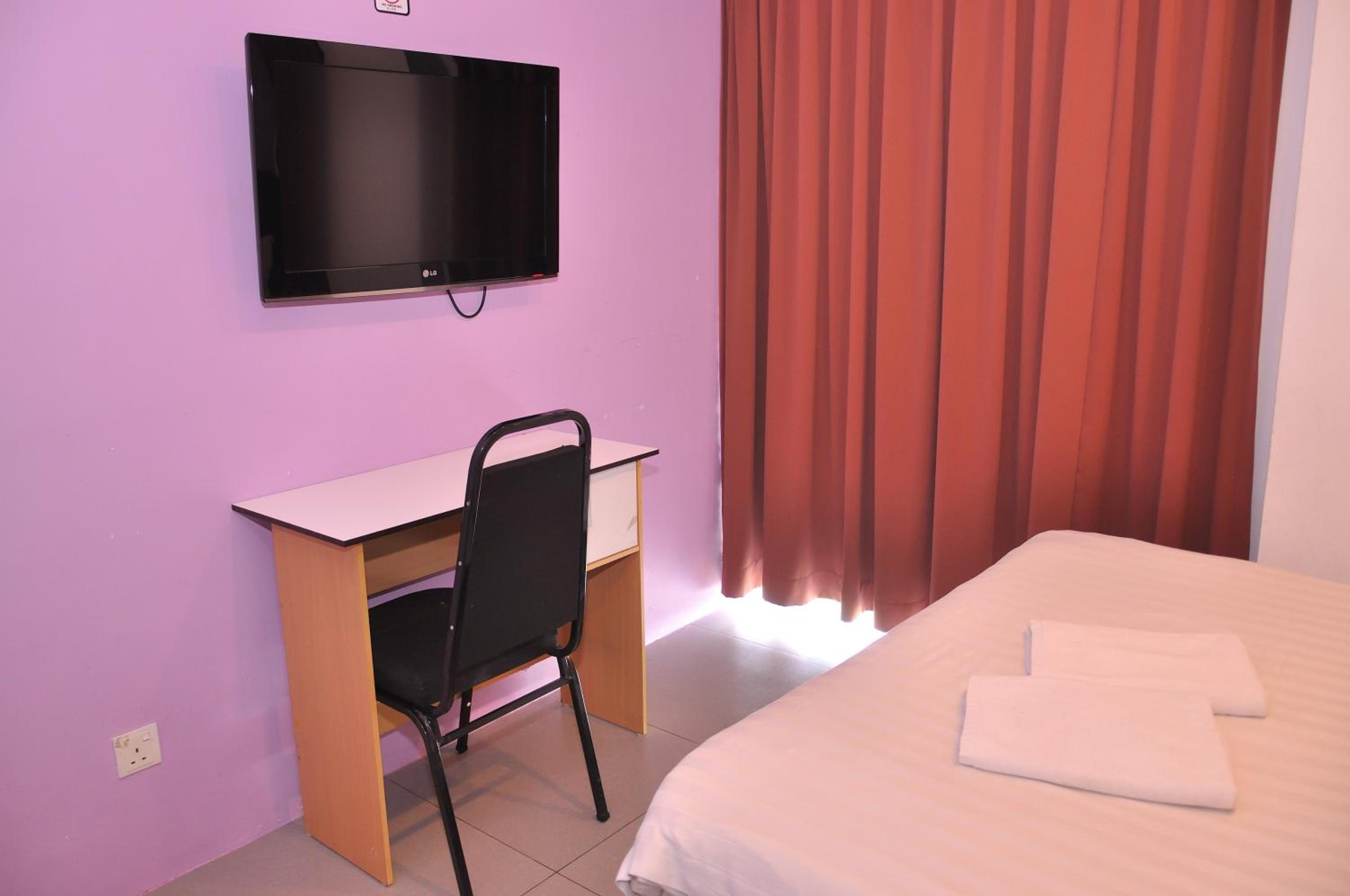 Double Room (with window) - Photo 8