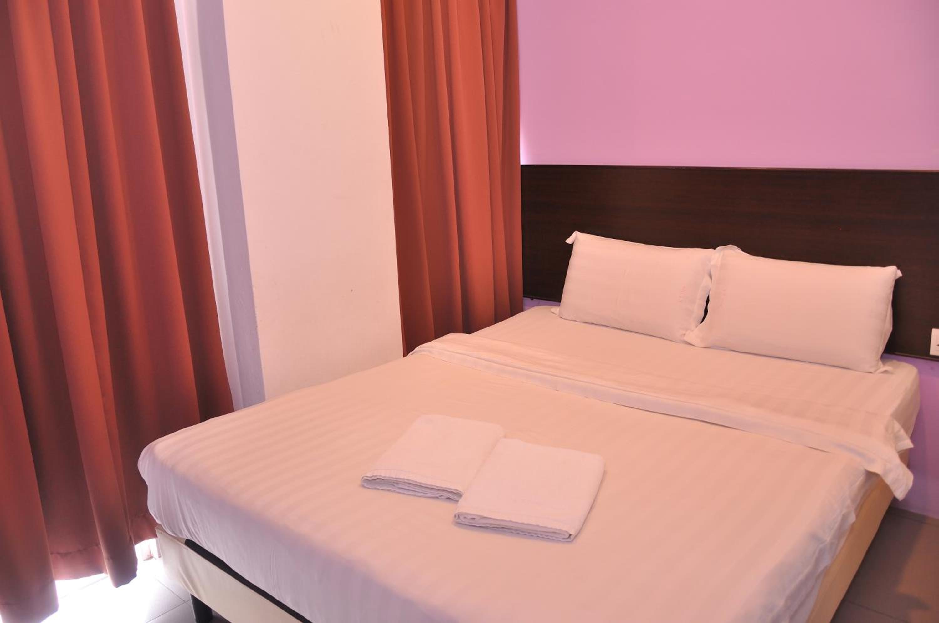 Double Room (with window) - Photo 9
