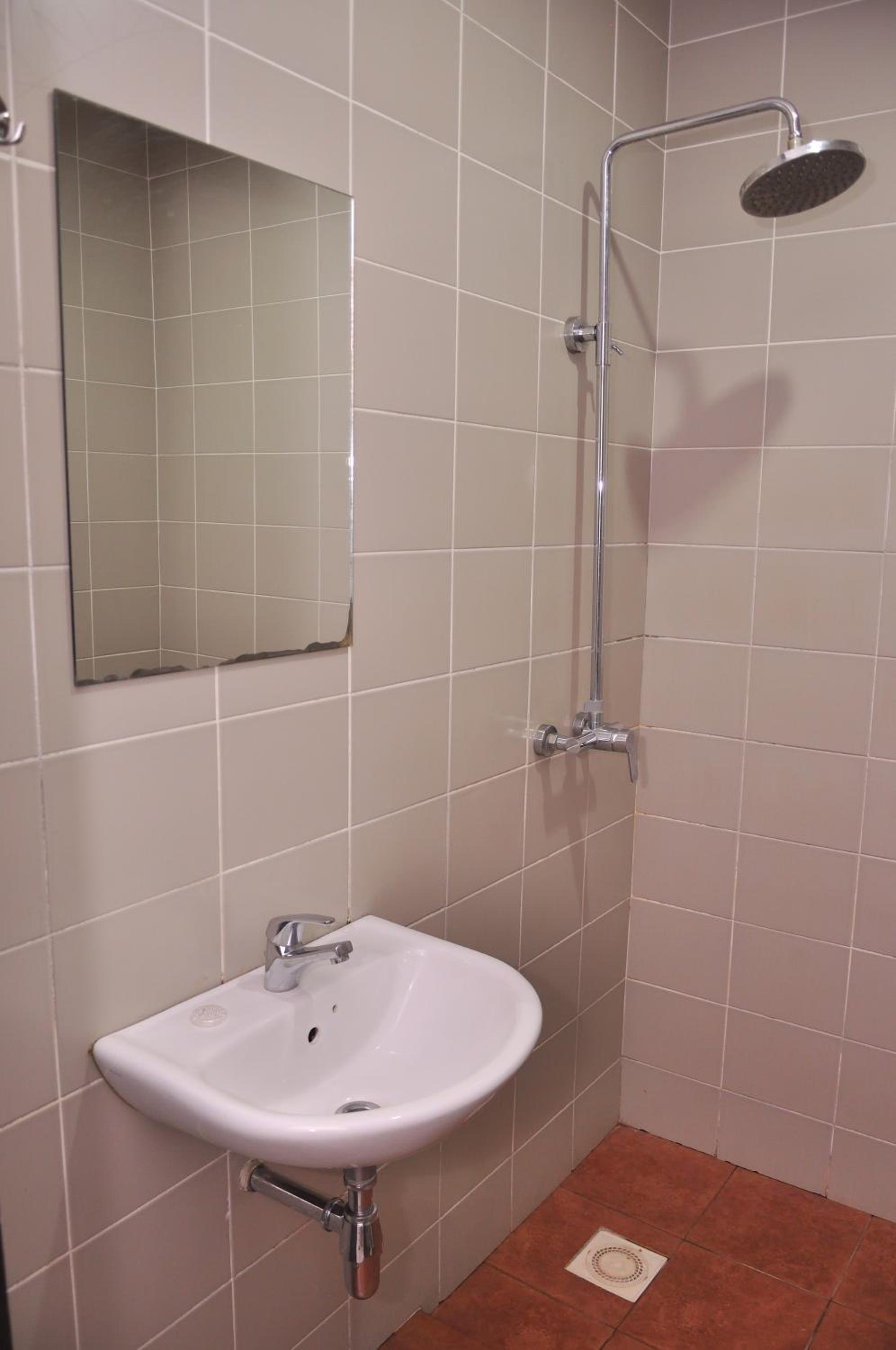 Double Room (with window) - Photo 10
