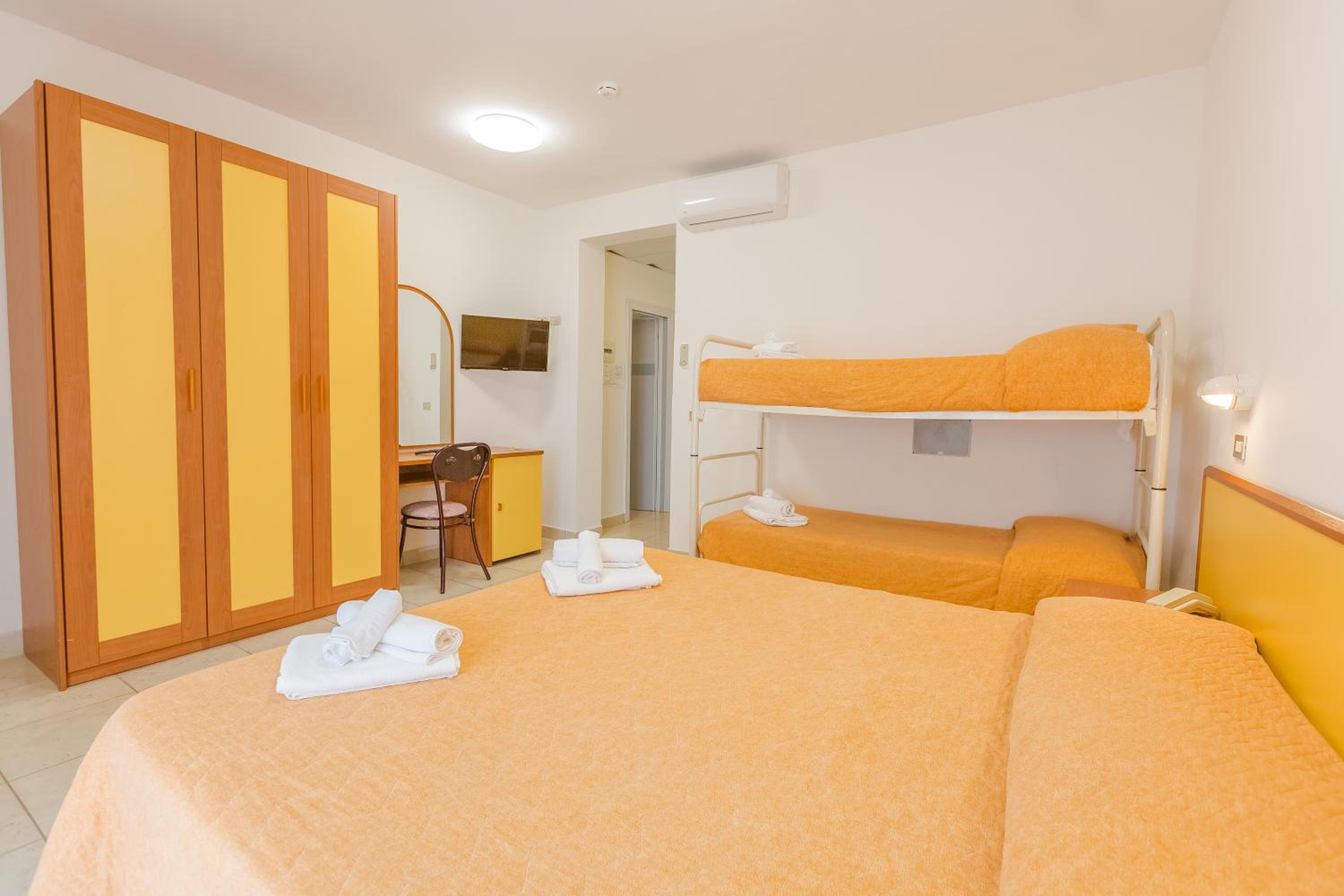 Quadruple Room with Balcony - Photo 9