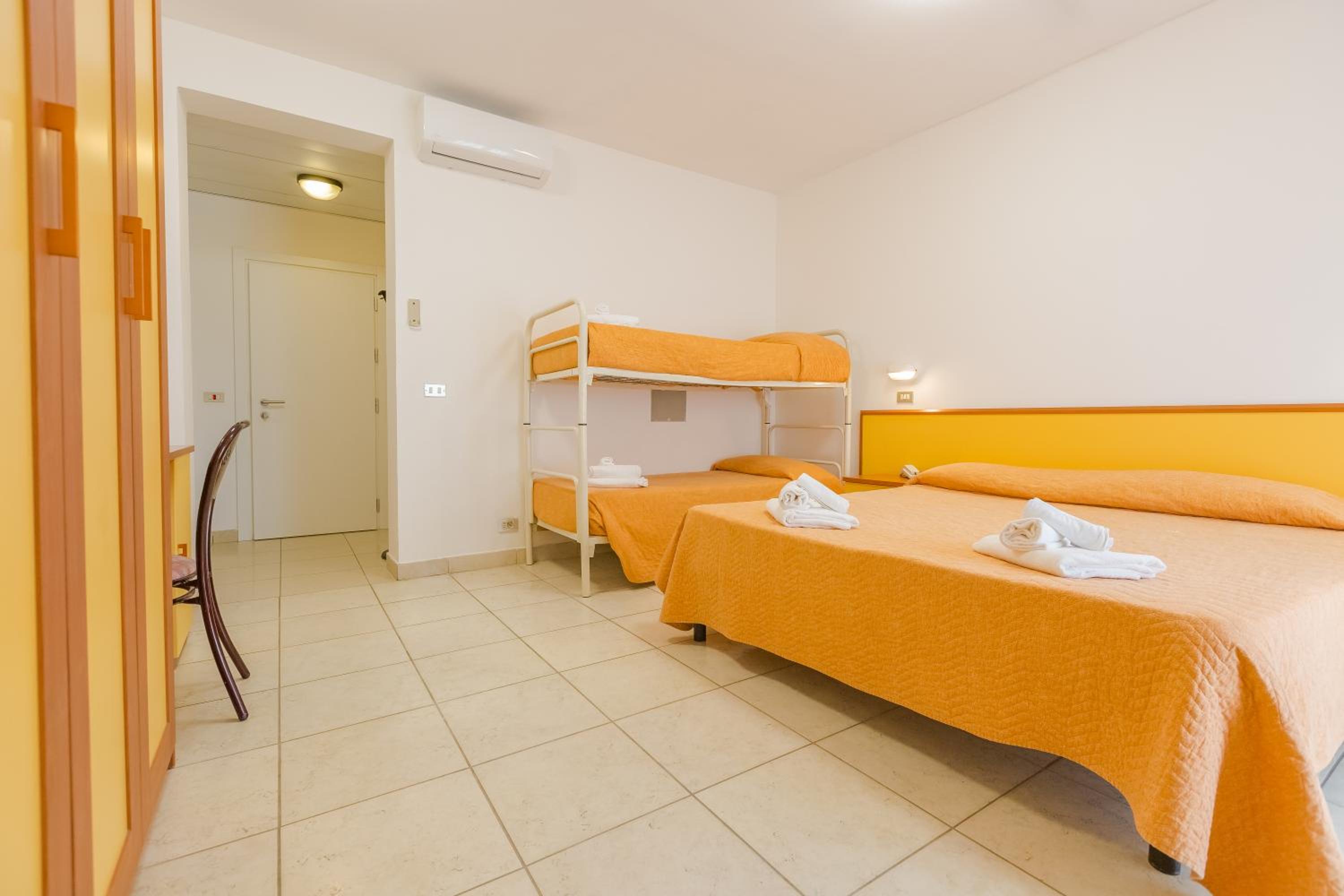 Quadruple Room with Balcony - Photo 36