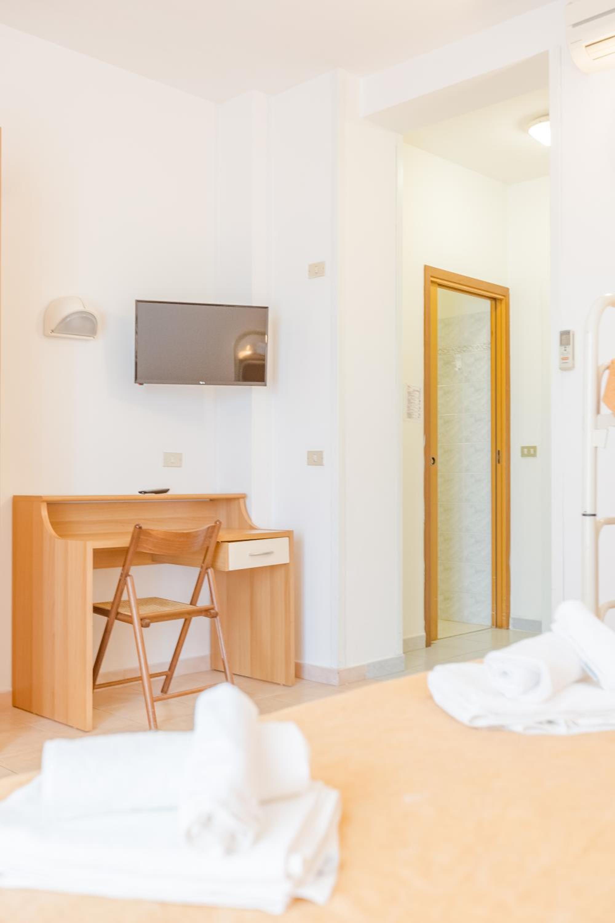 Quadruple Room with Balcony - Photo 29