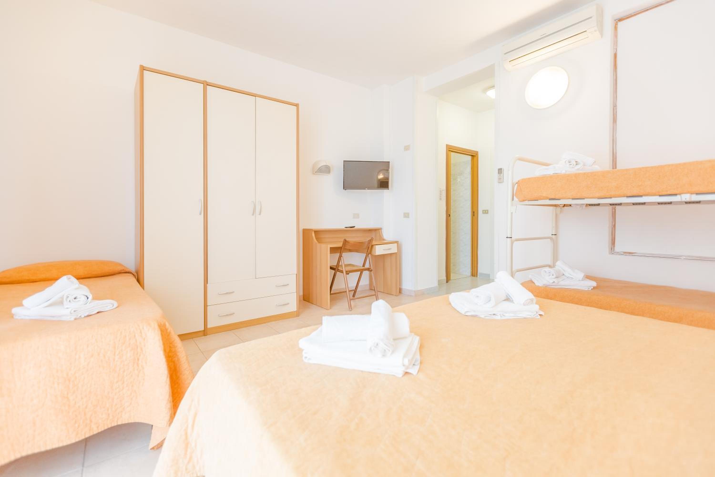 Quadruple Room with Balcony - Photo 27