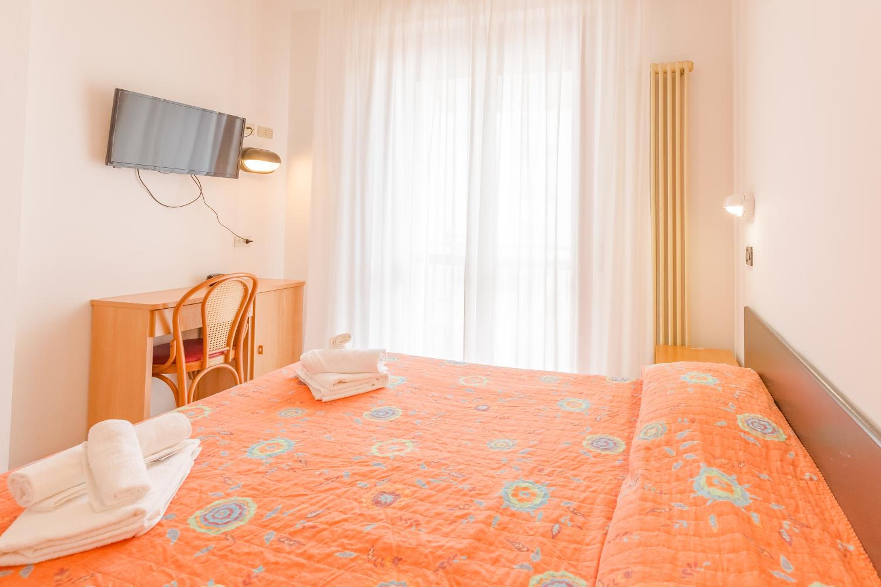 Double or Twin Room with Balcony - Photo 6