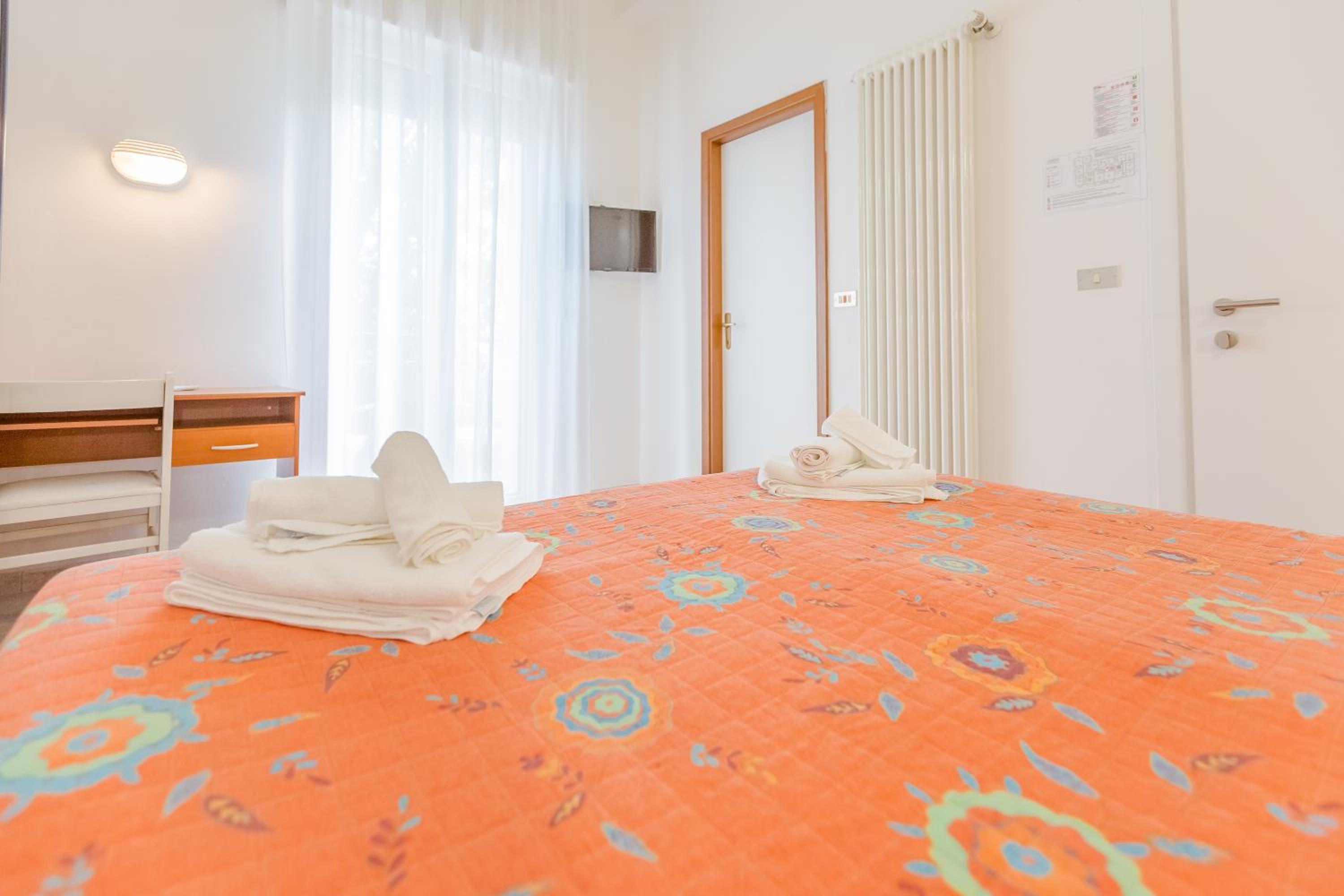 Double or Twin Room with Balcony - Photo 8