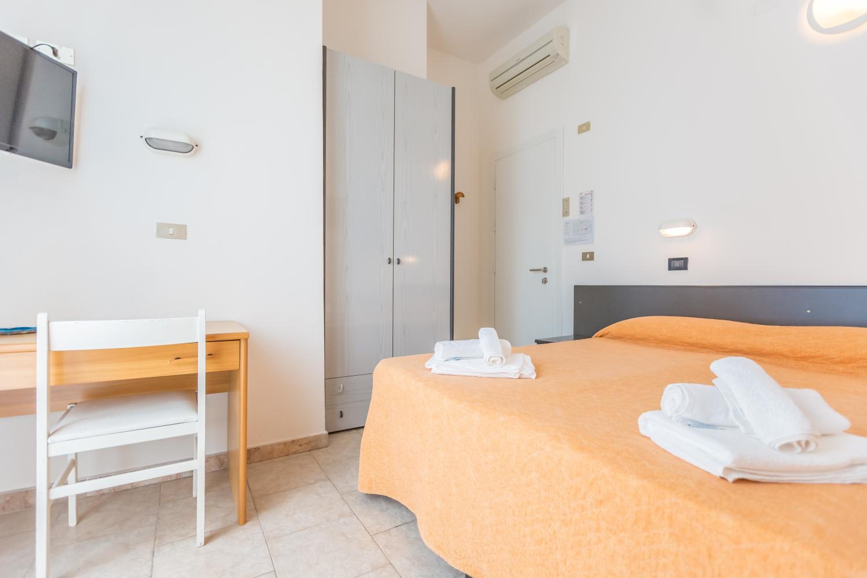 Double or Twin Room with Balcony - Photo 2