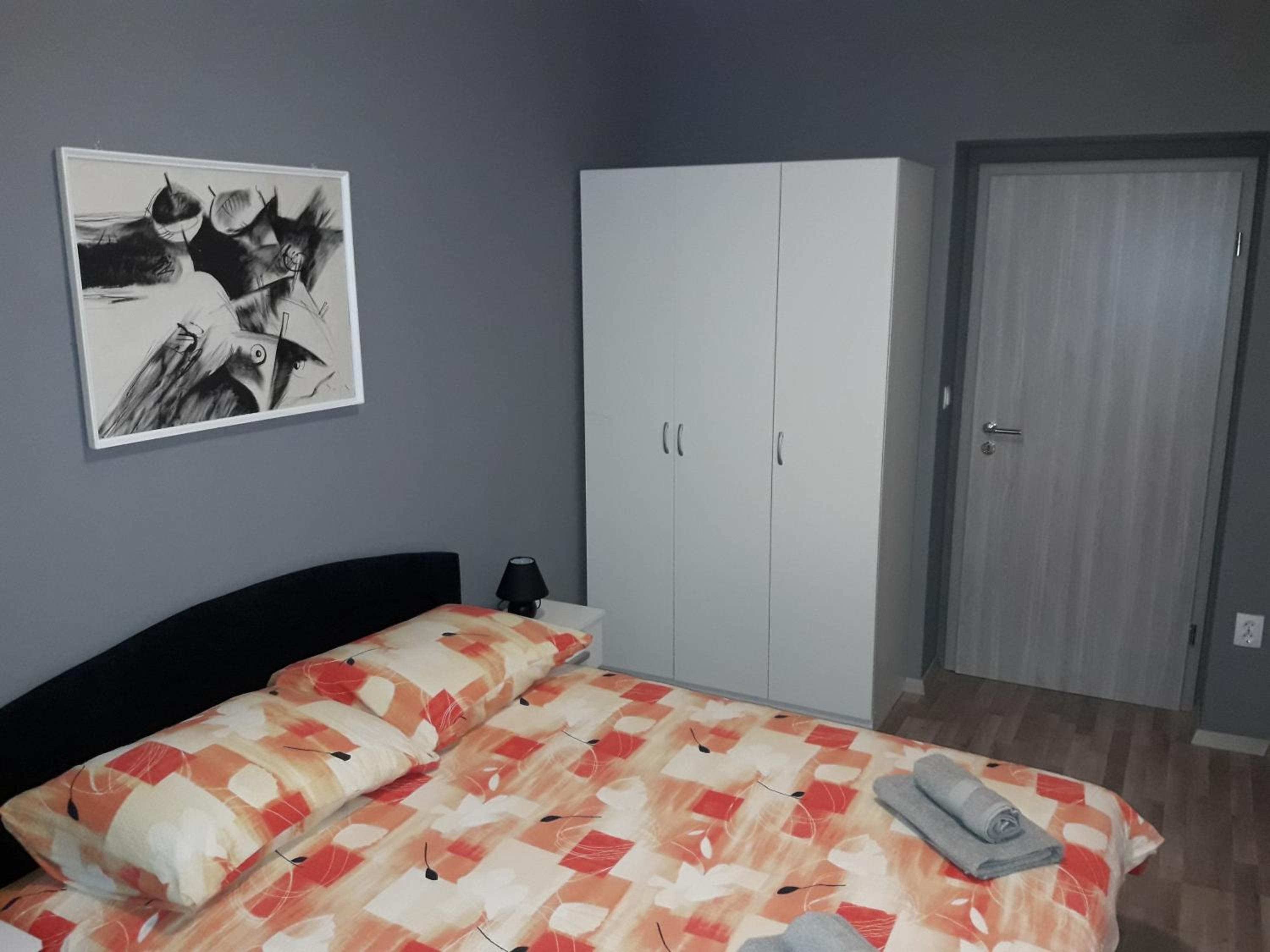 One-Bedroom Apartment photo 1