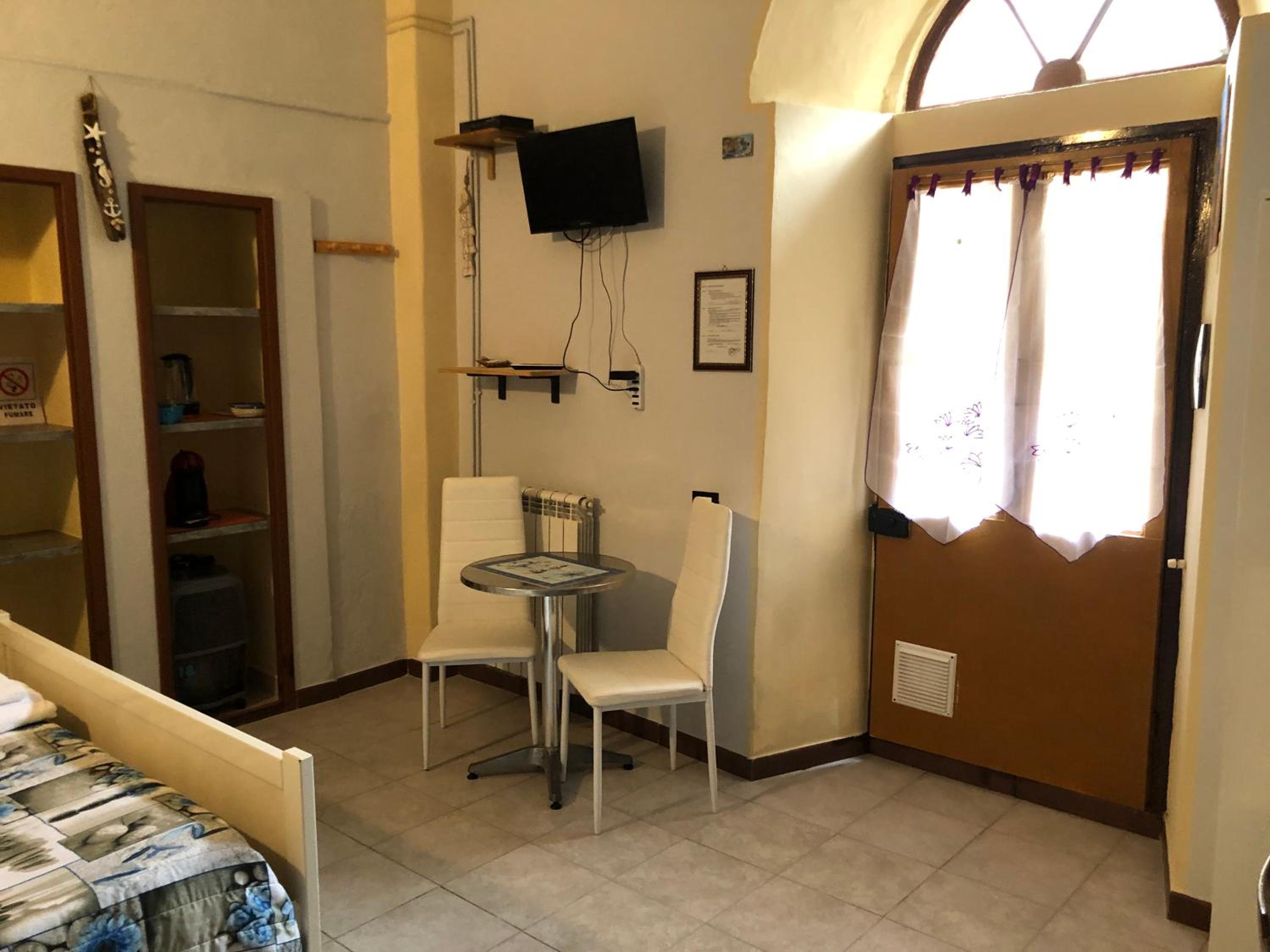 Double Room with Private Bathroom - Photo 2