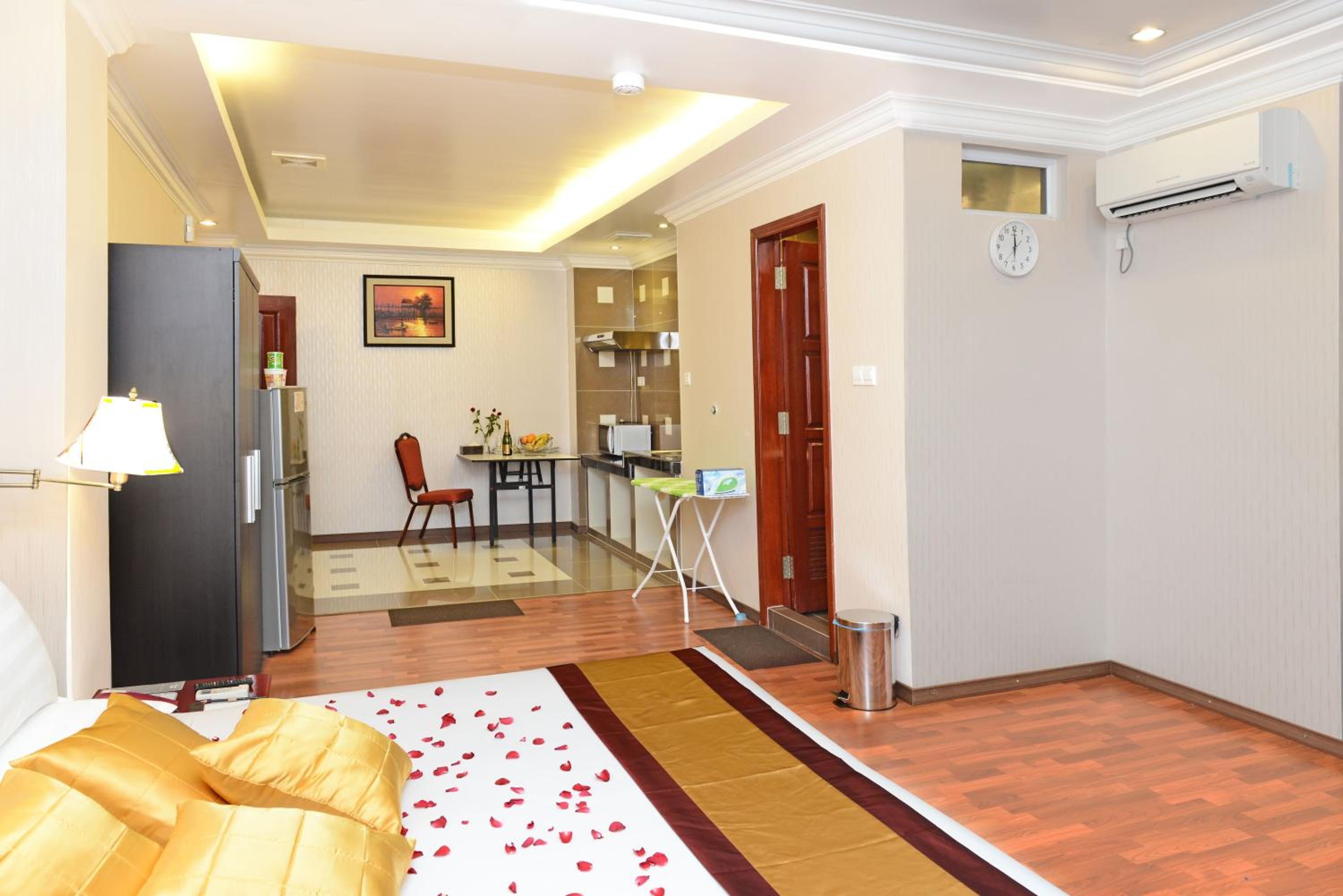 Executive Suite - Photo 11