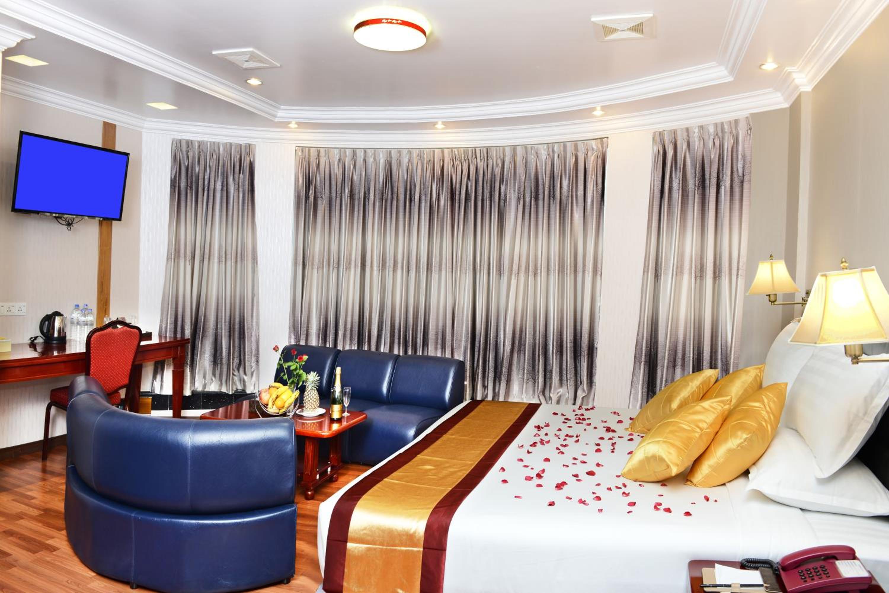 Executive Suite - Photo 16