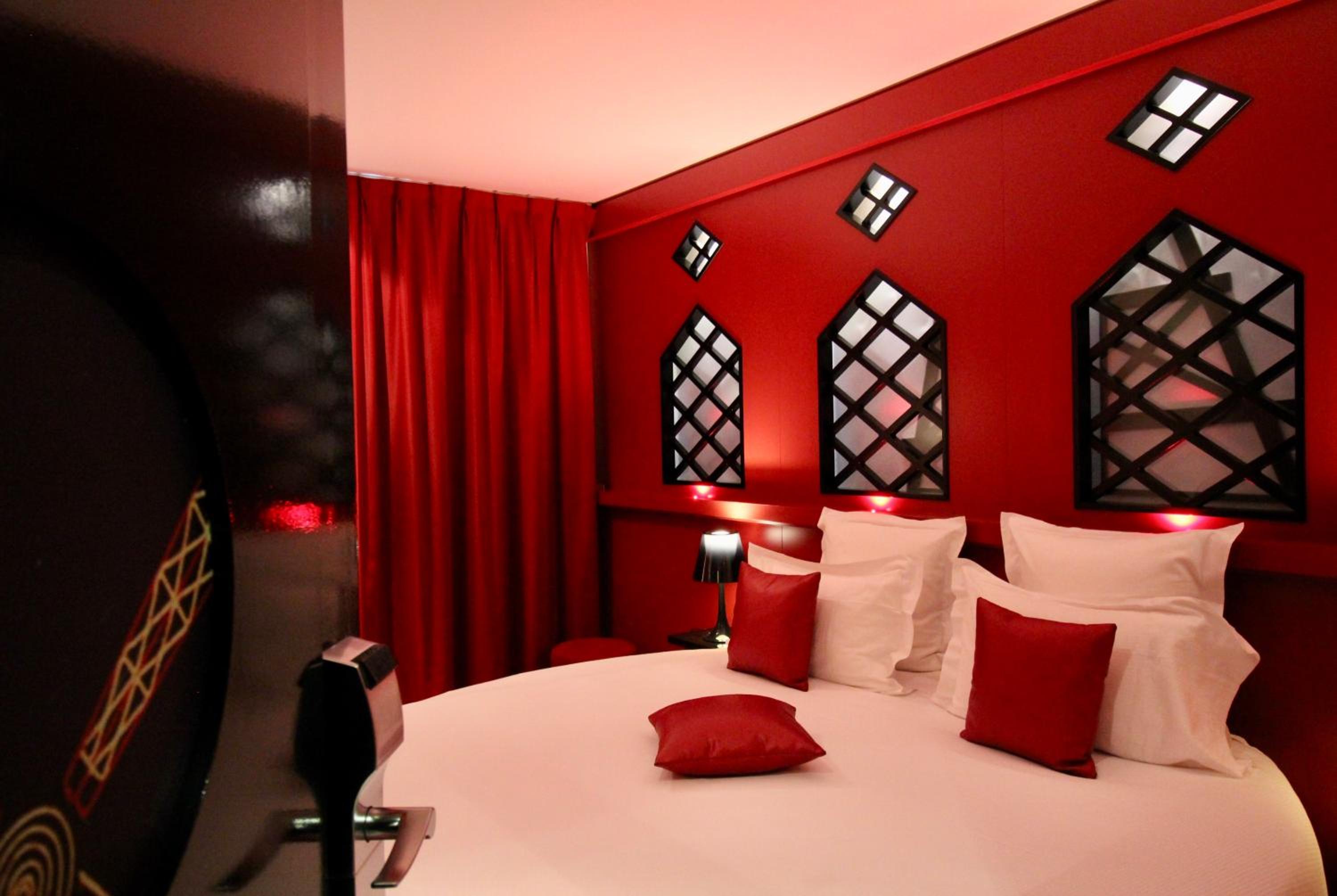 Moulin Rouge Room - With Jacuzzi thumbnail 5
