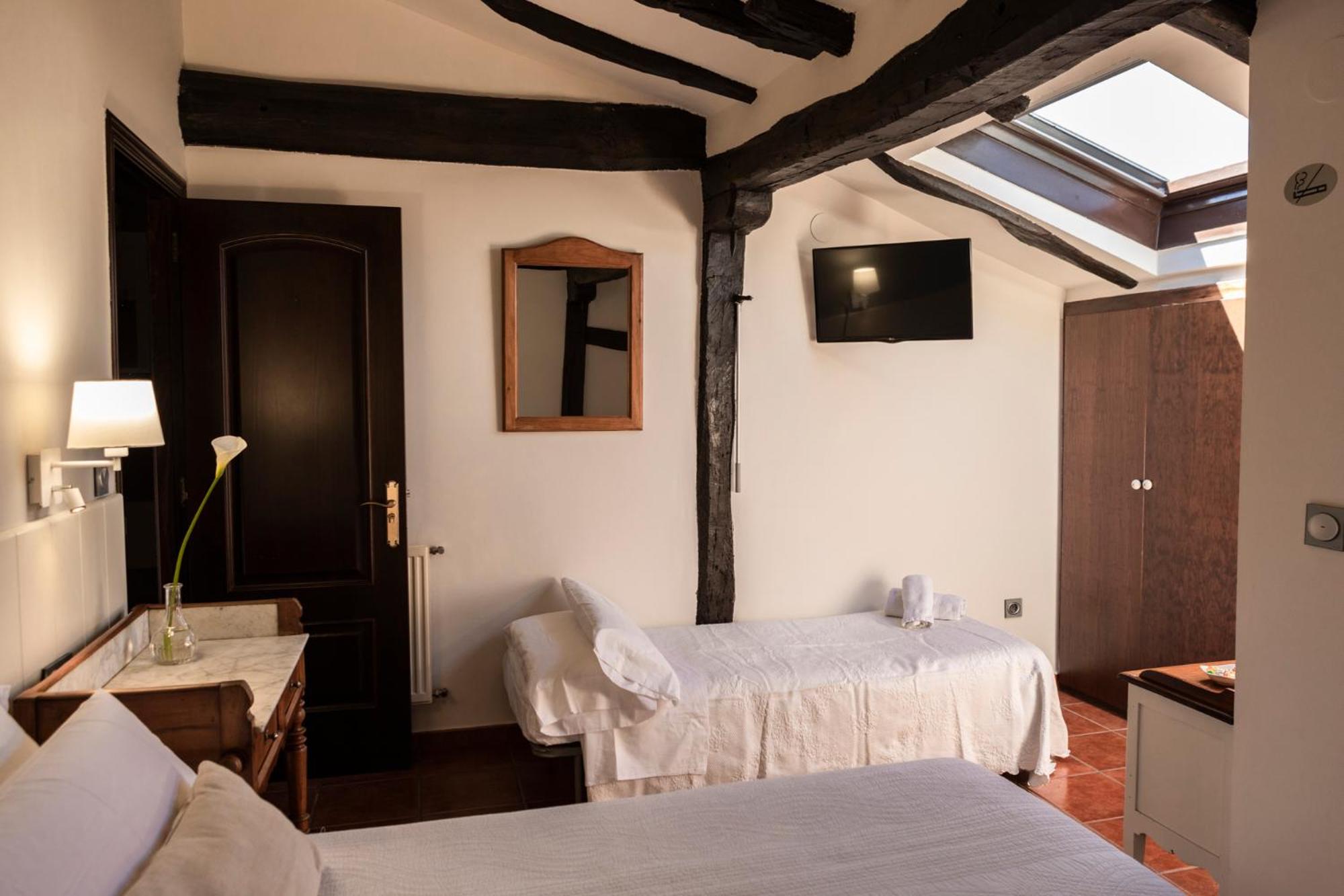 Double or Twin Room with Extra Bed photo 2