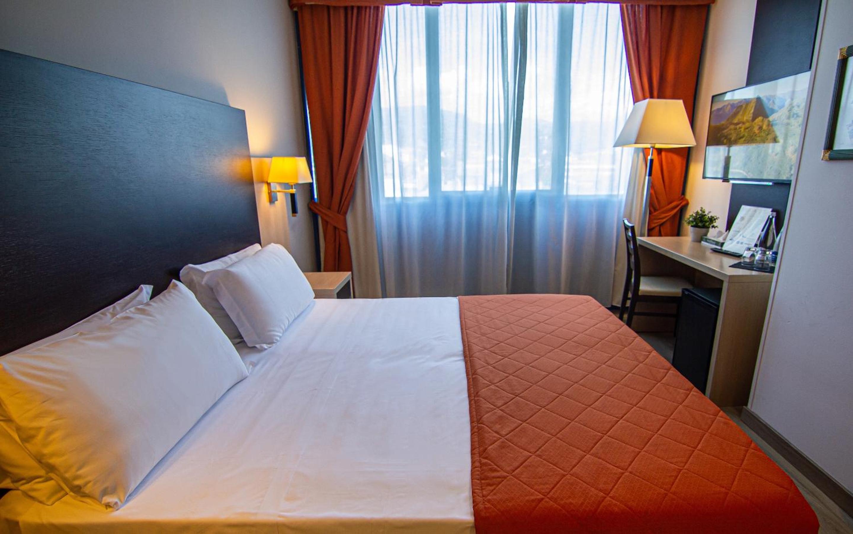 Standard Double or Twin Room - Photo 6