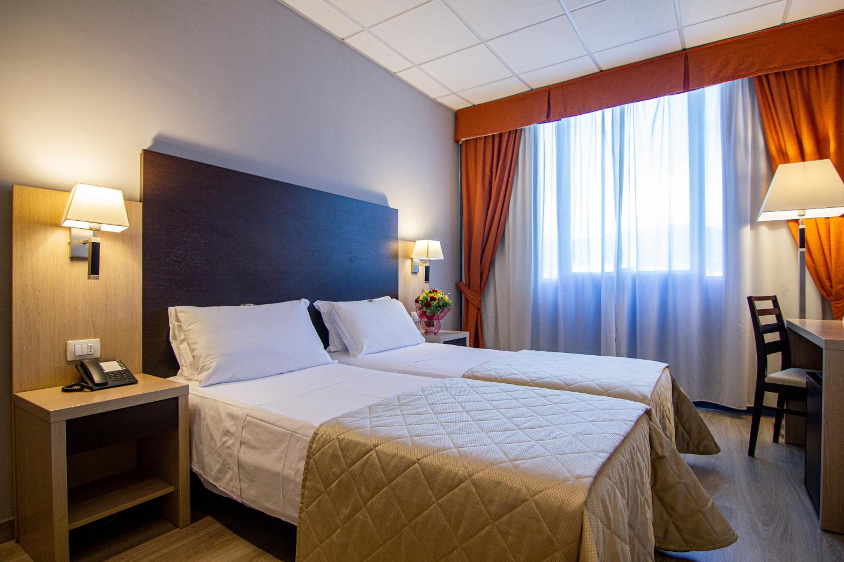 Standard Double or Twin Room - Photo 2