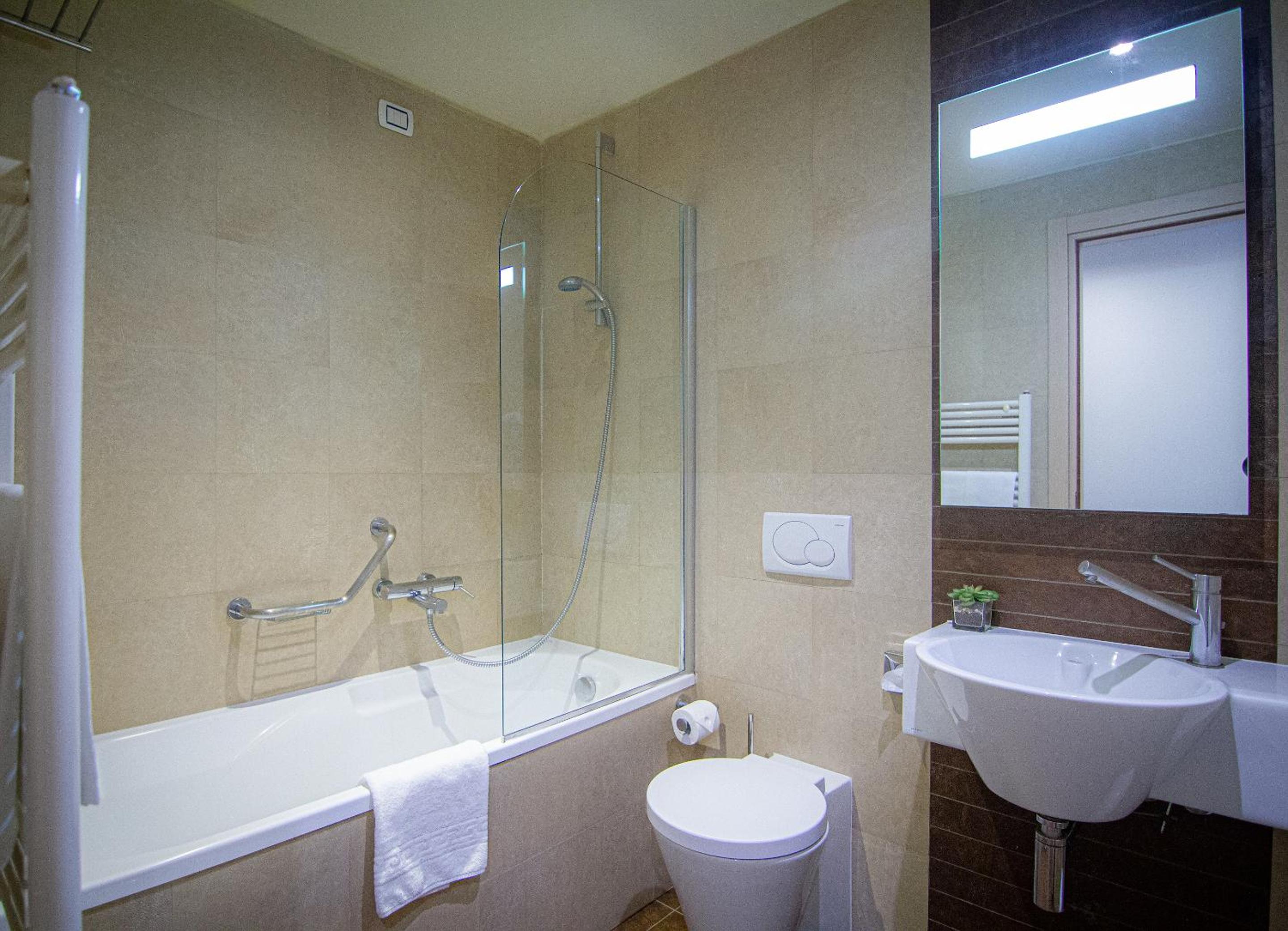 Standard Double or Twin Room - Photo 4