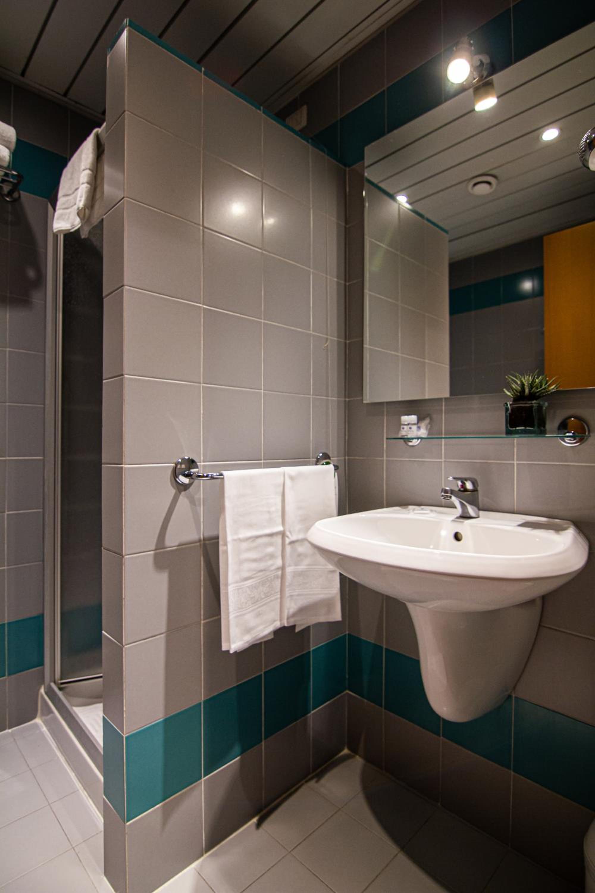 Standard Double or Twin Room - Photo 5