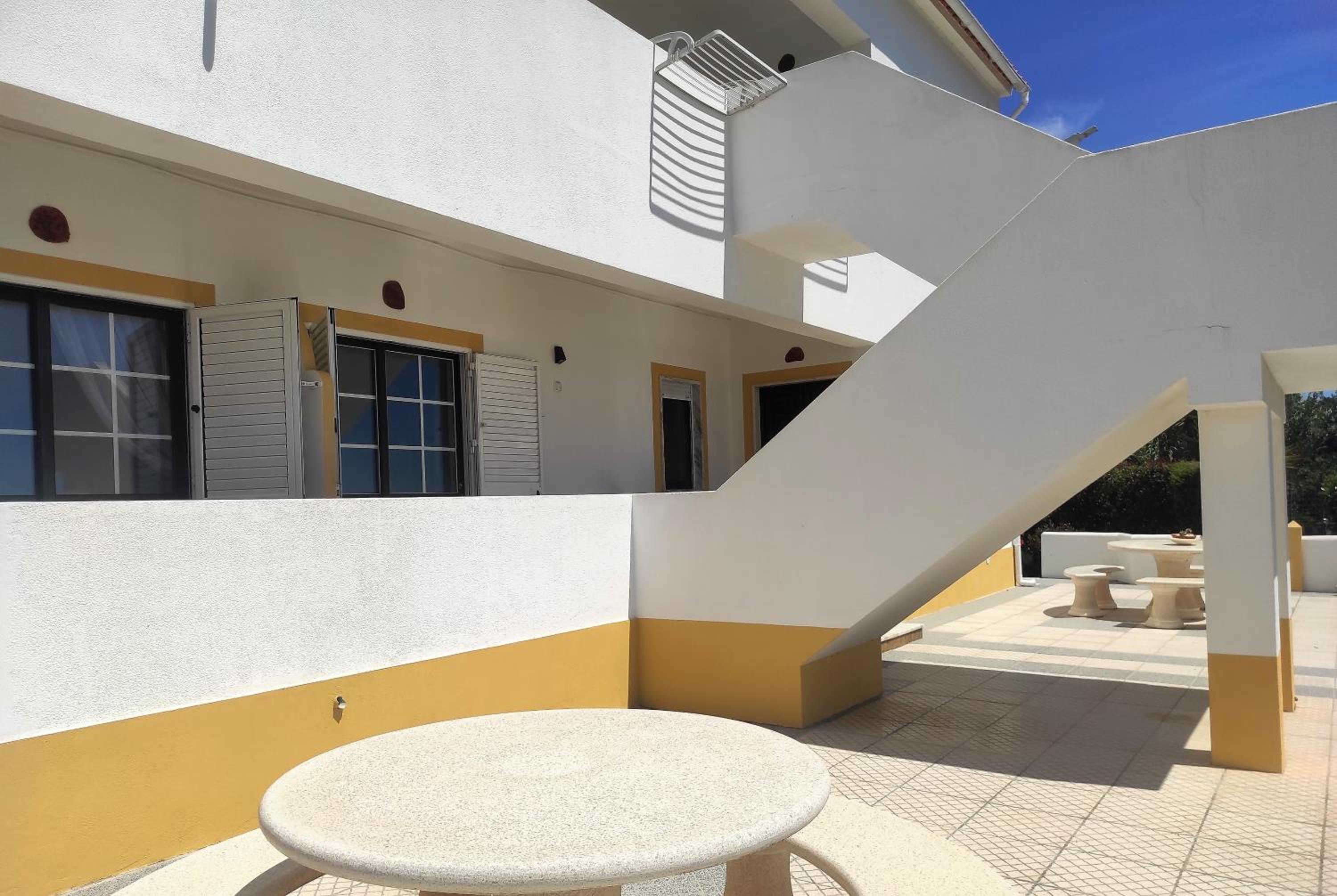 Two-Bedroom Apartment with Sea View - Ground Floor - Photo 2