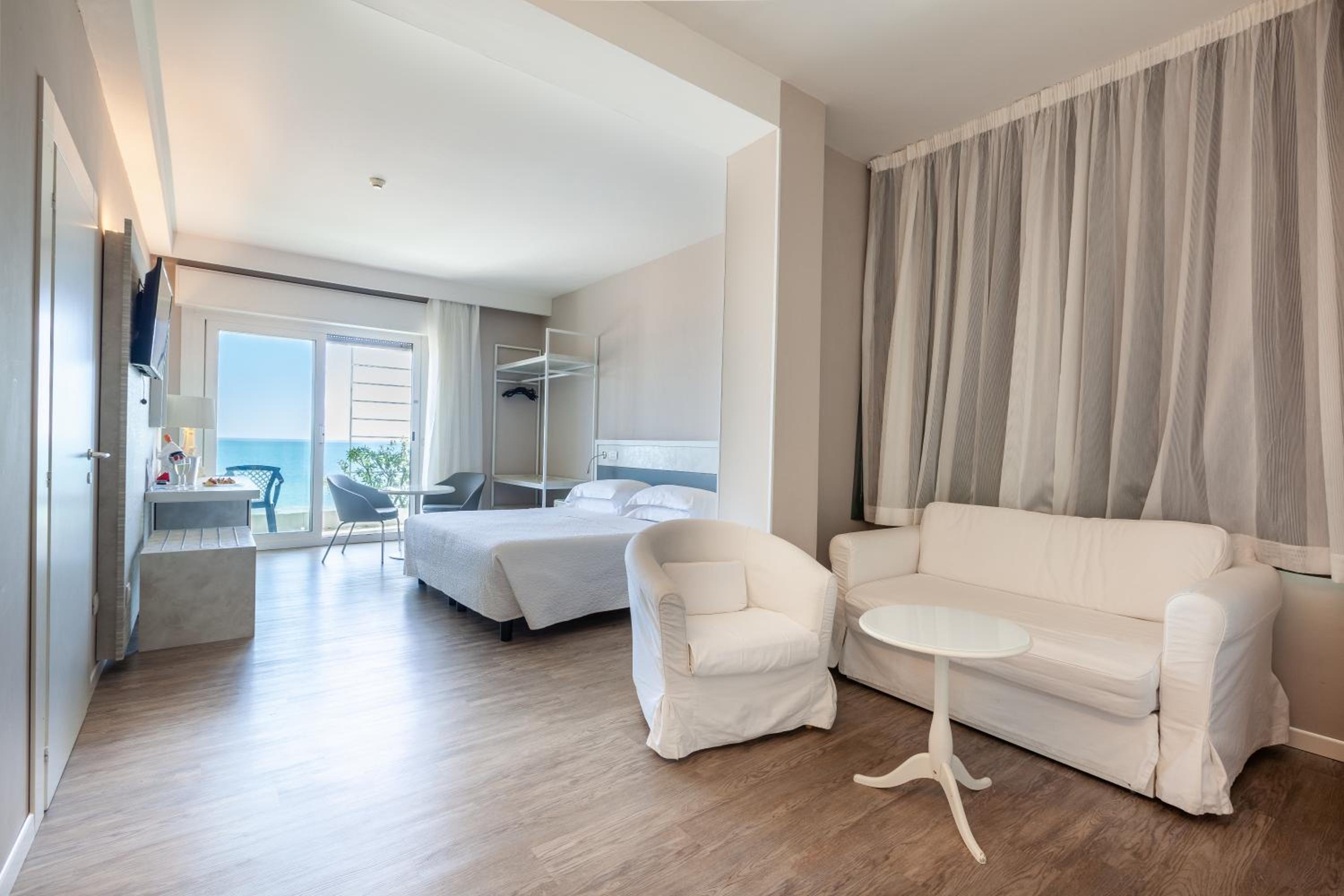 Suite - Photo 1