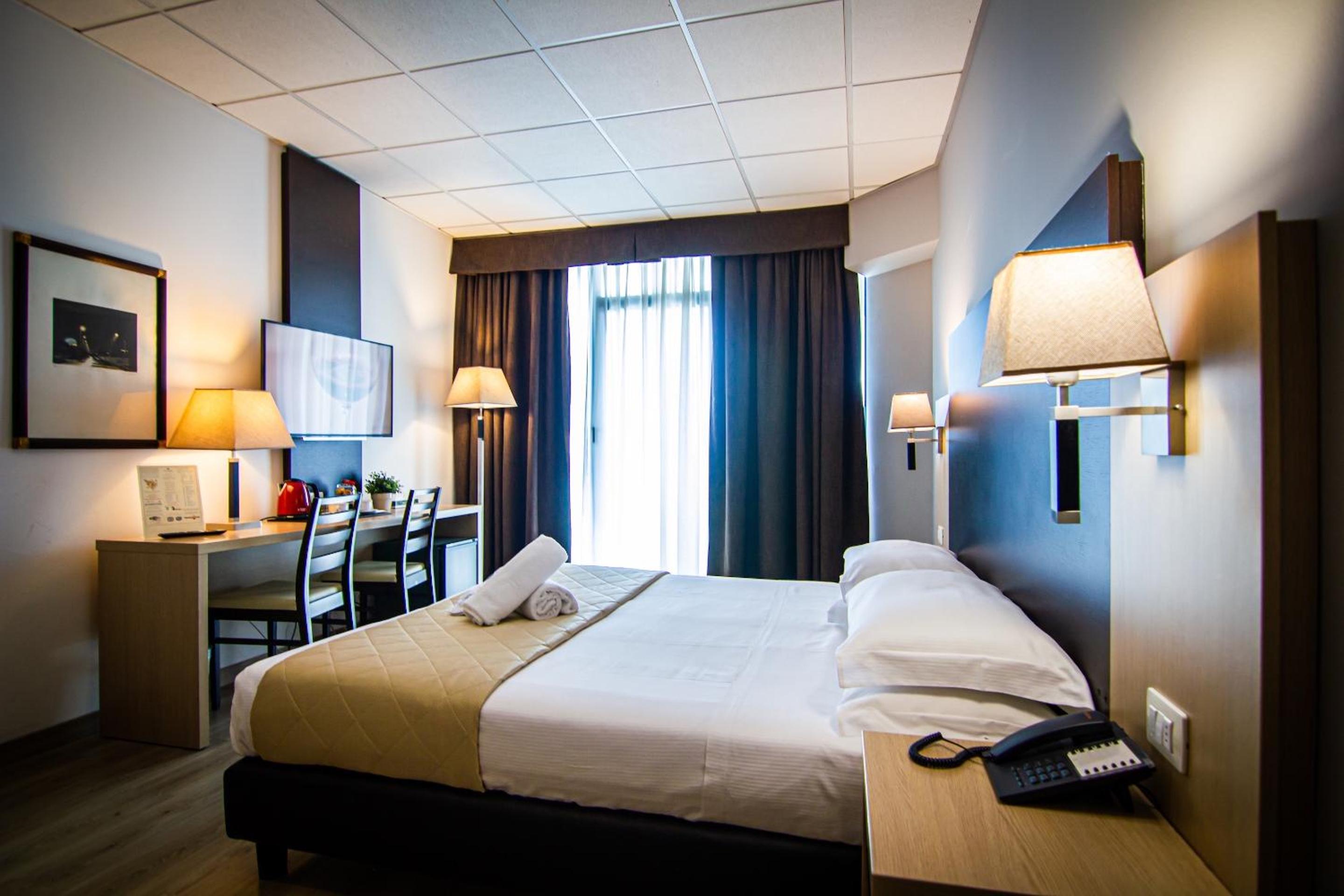 Standard Double or Twin Room with Balcony - Photo 4