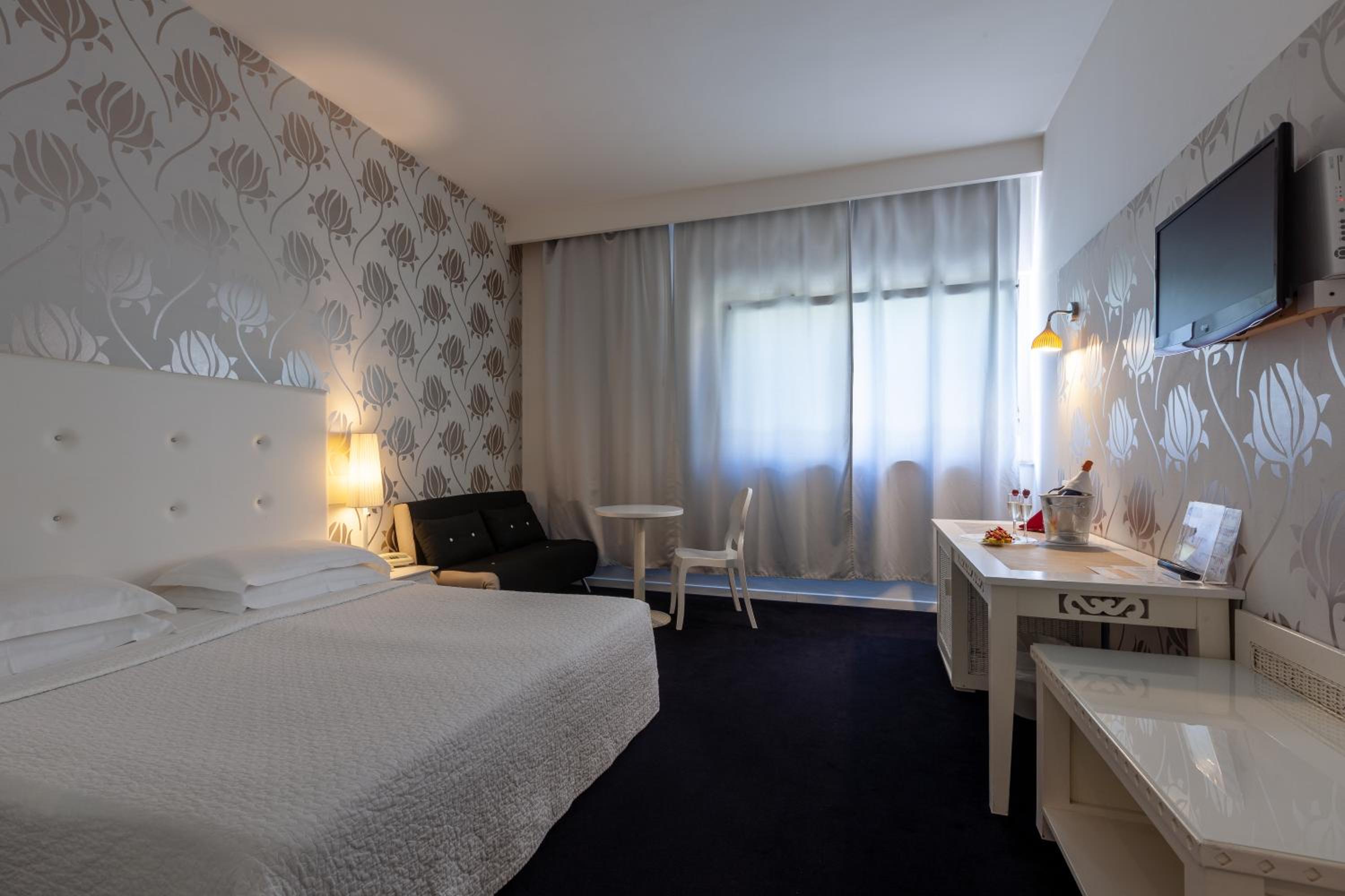 Double Room with Street View - Photo 9