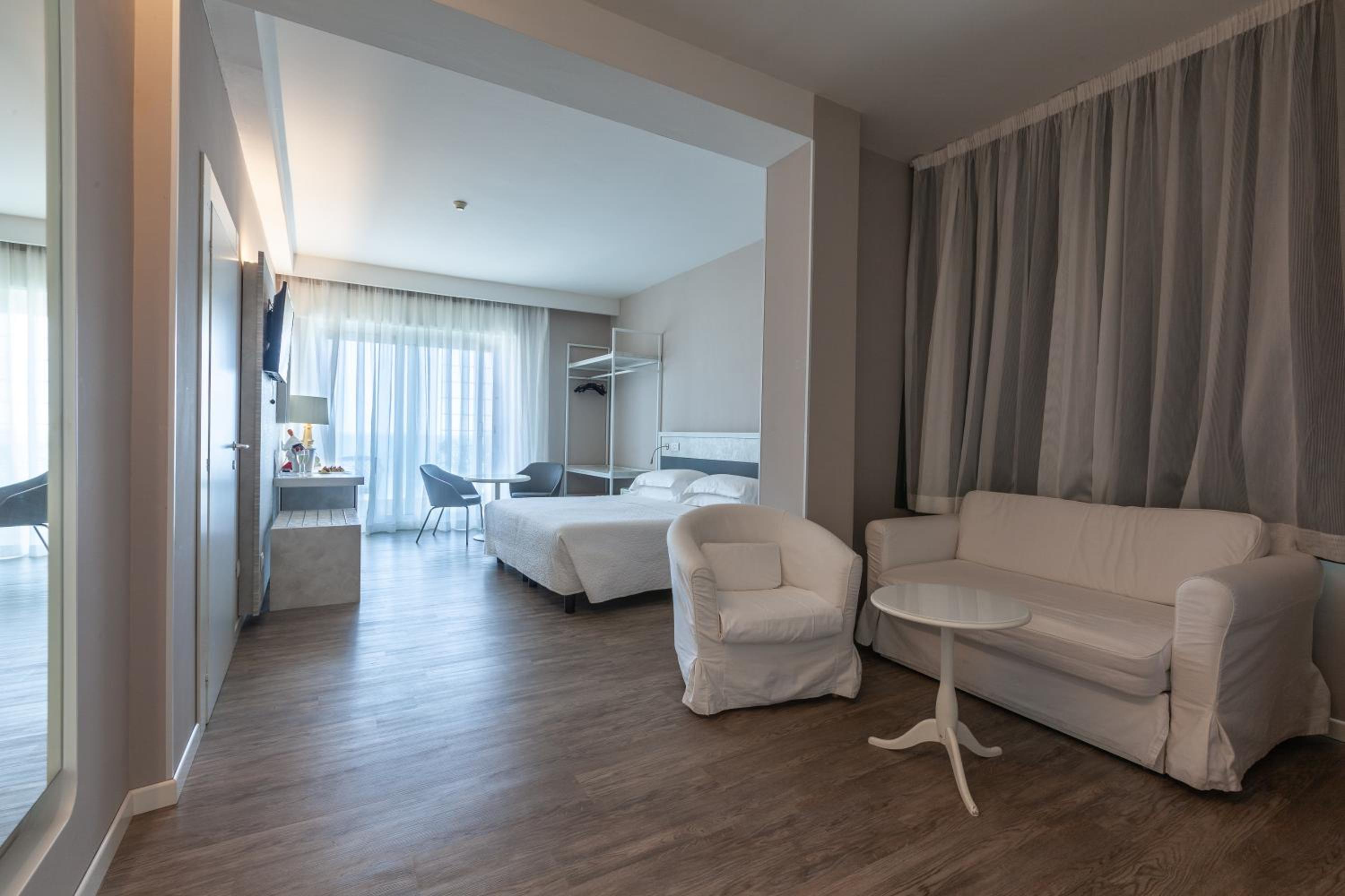 Suite - Photo 9