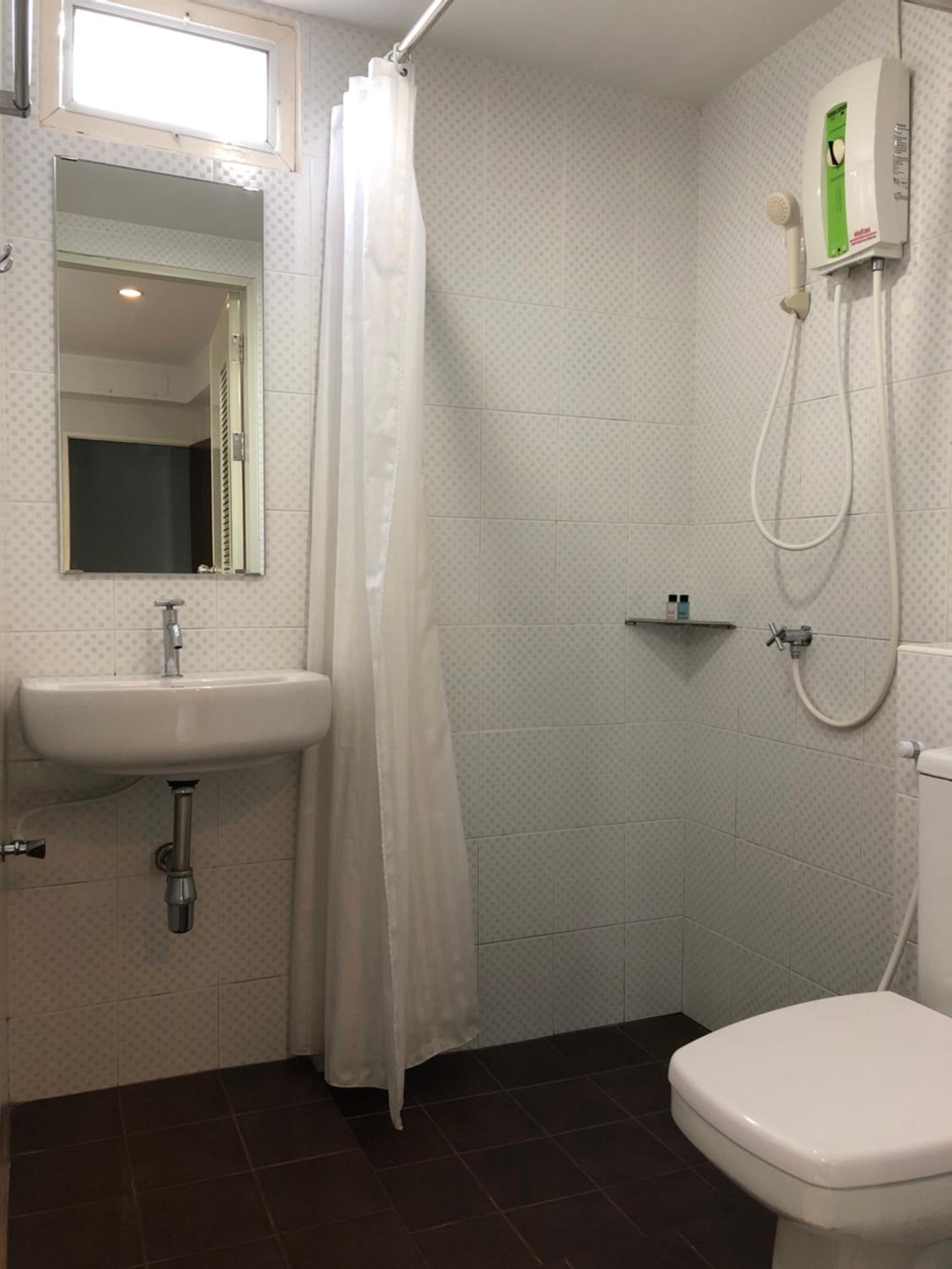 Twin Room with Private Bathroom photo 2