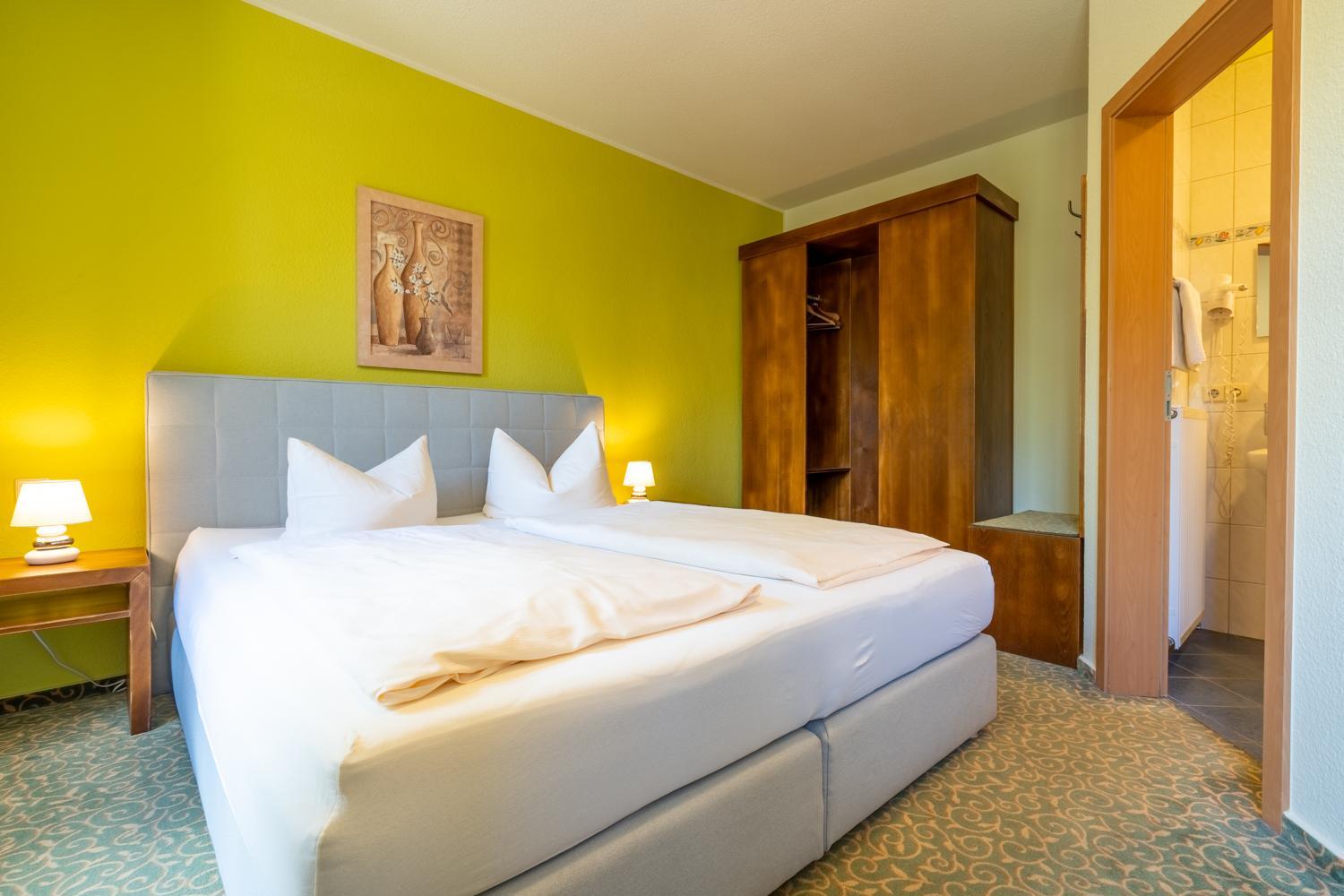 Double Room with Private Bathroom - Photo 8