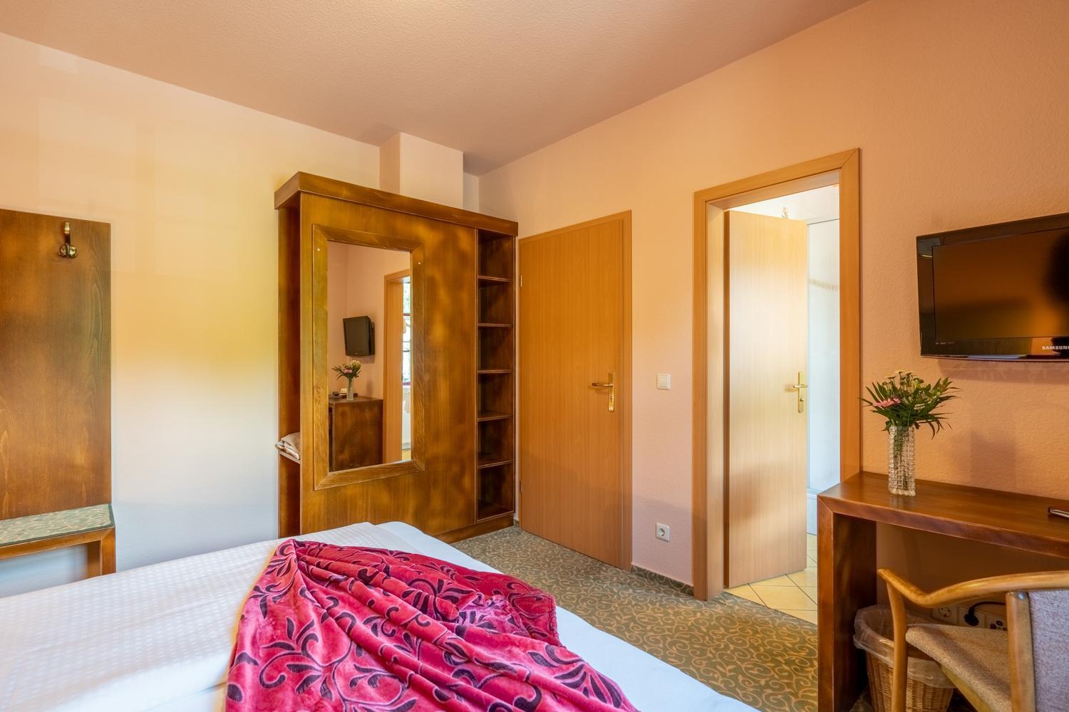 Double Room with Private Bathroom - Photo 2