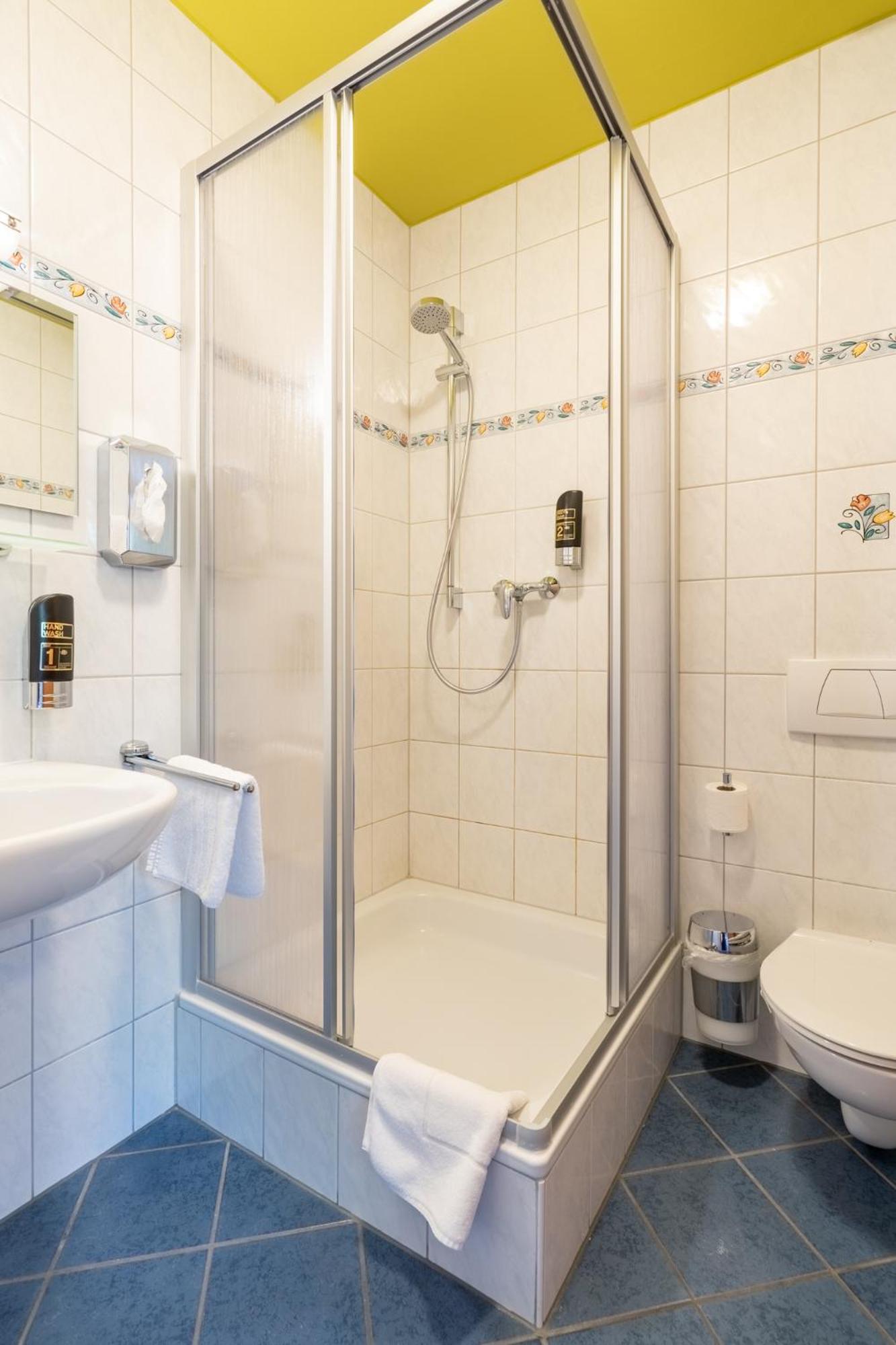 Double Room with Private Bathroom - Photo 6