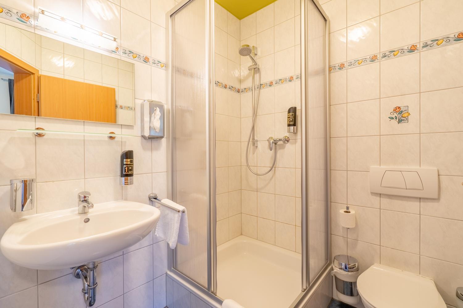Double Room with Private Bathroom - Photo 7