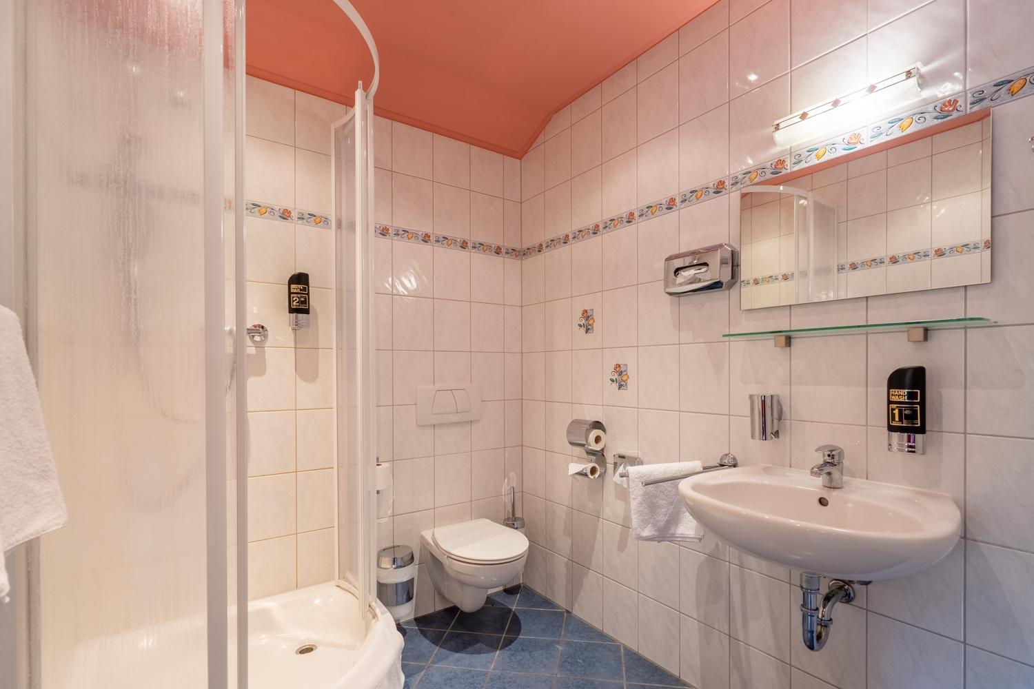 Triple Room with Private Bathroom - Photo 3