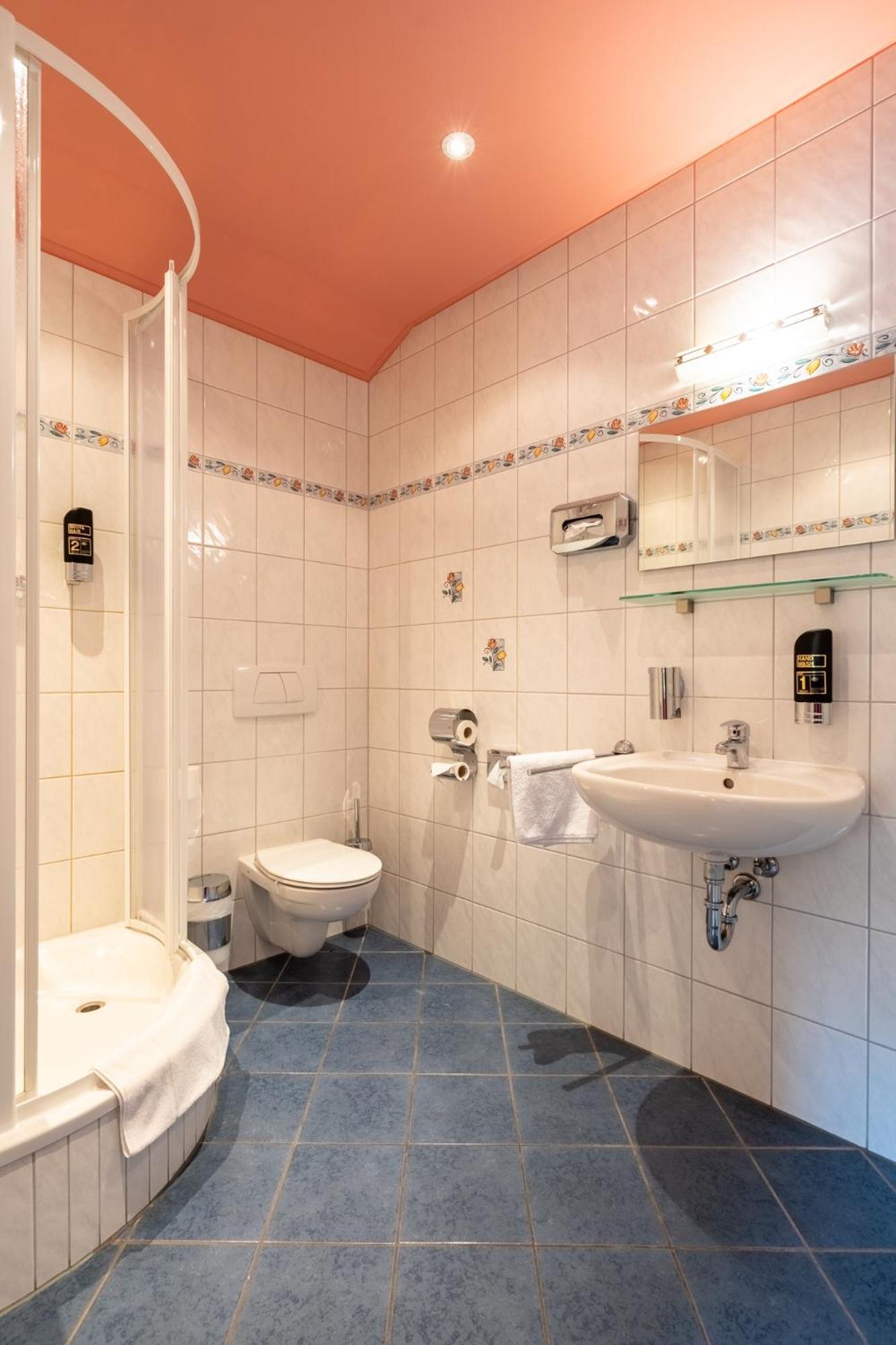 Triple Room with Private Bathroom - Photo 4