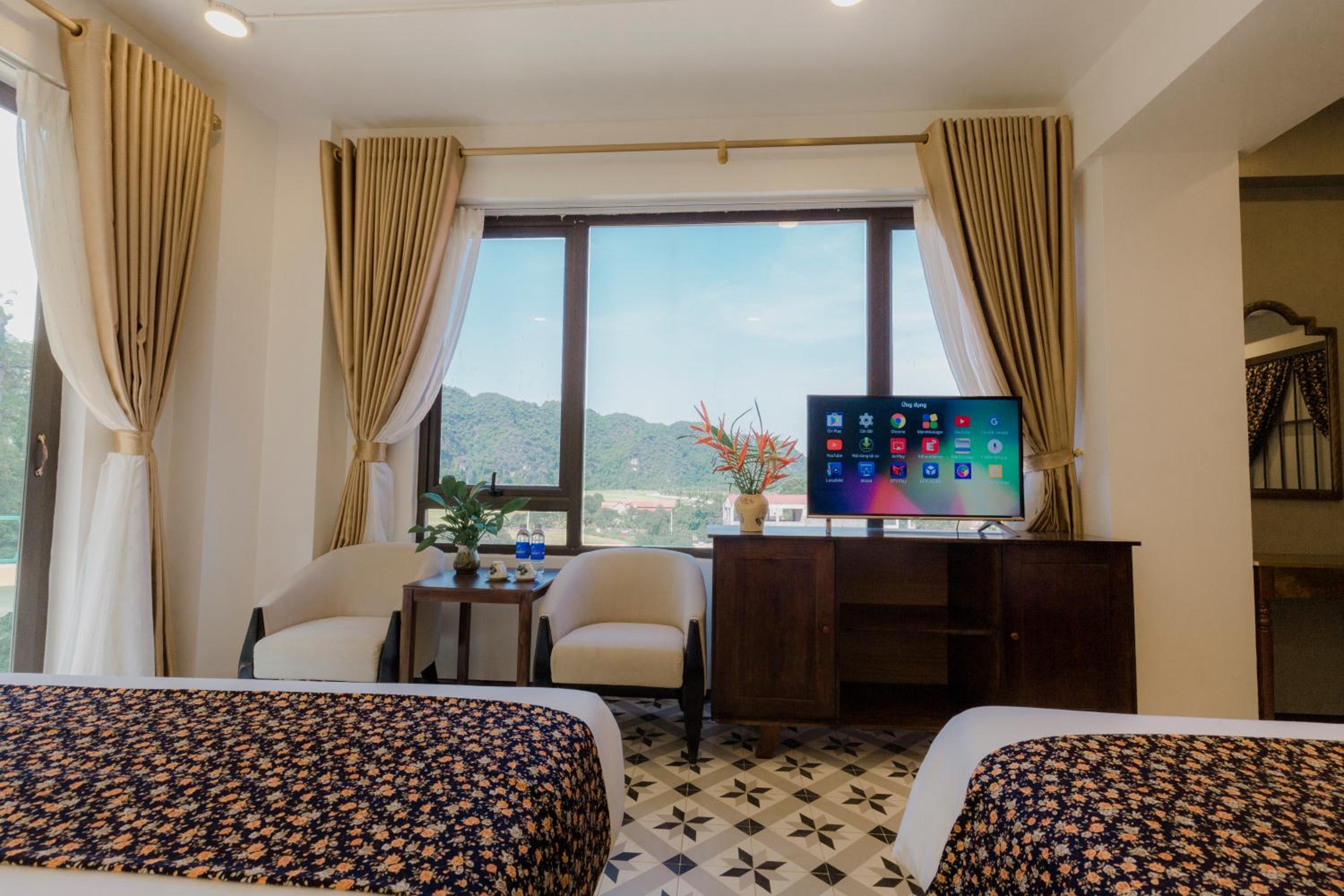 Deluxe Family Room Balcony with Mountain View