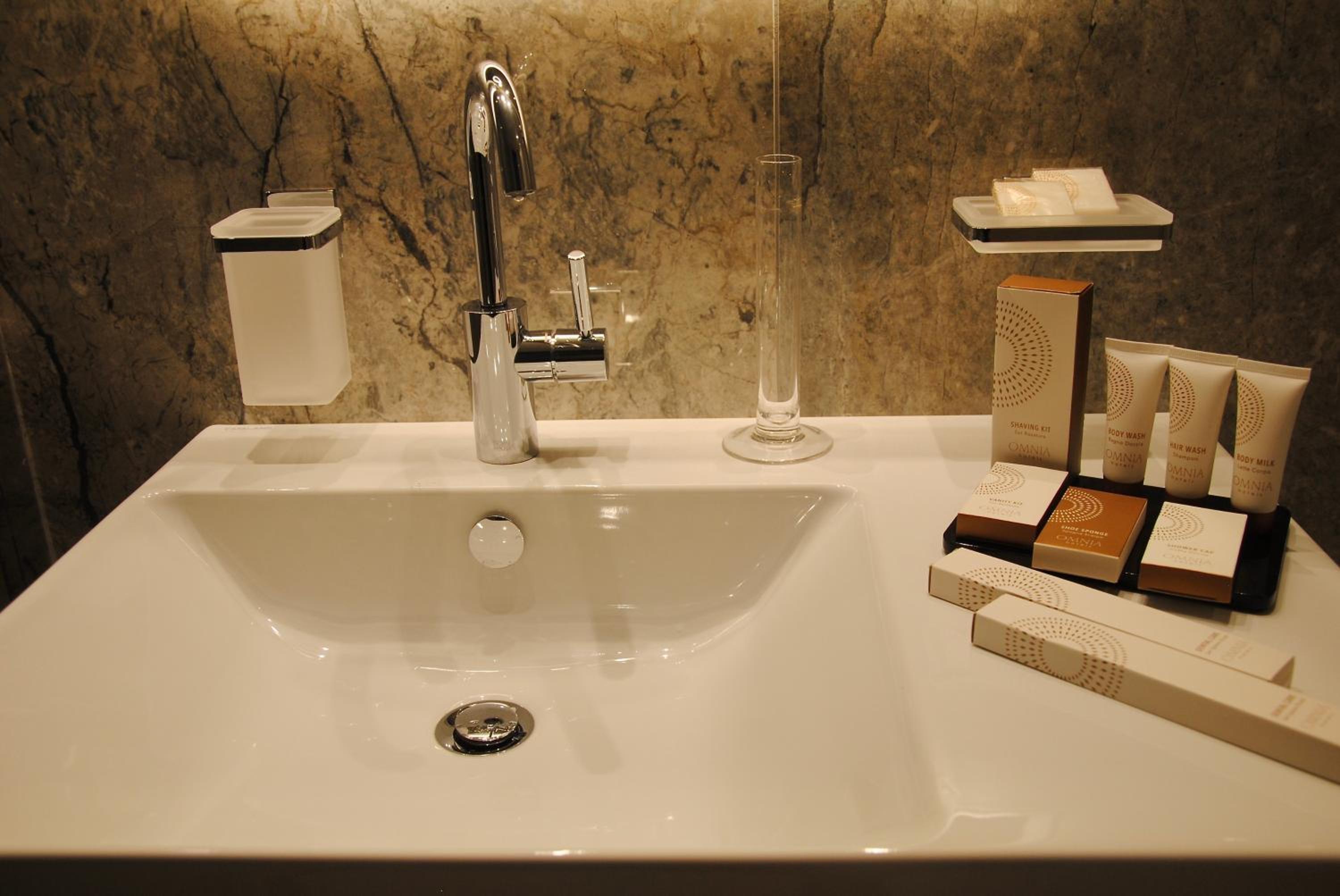 Deluxe Double or Twin Room thumbnail 5