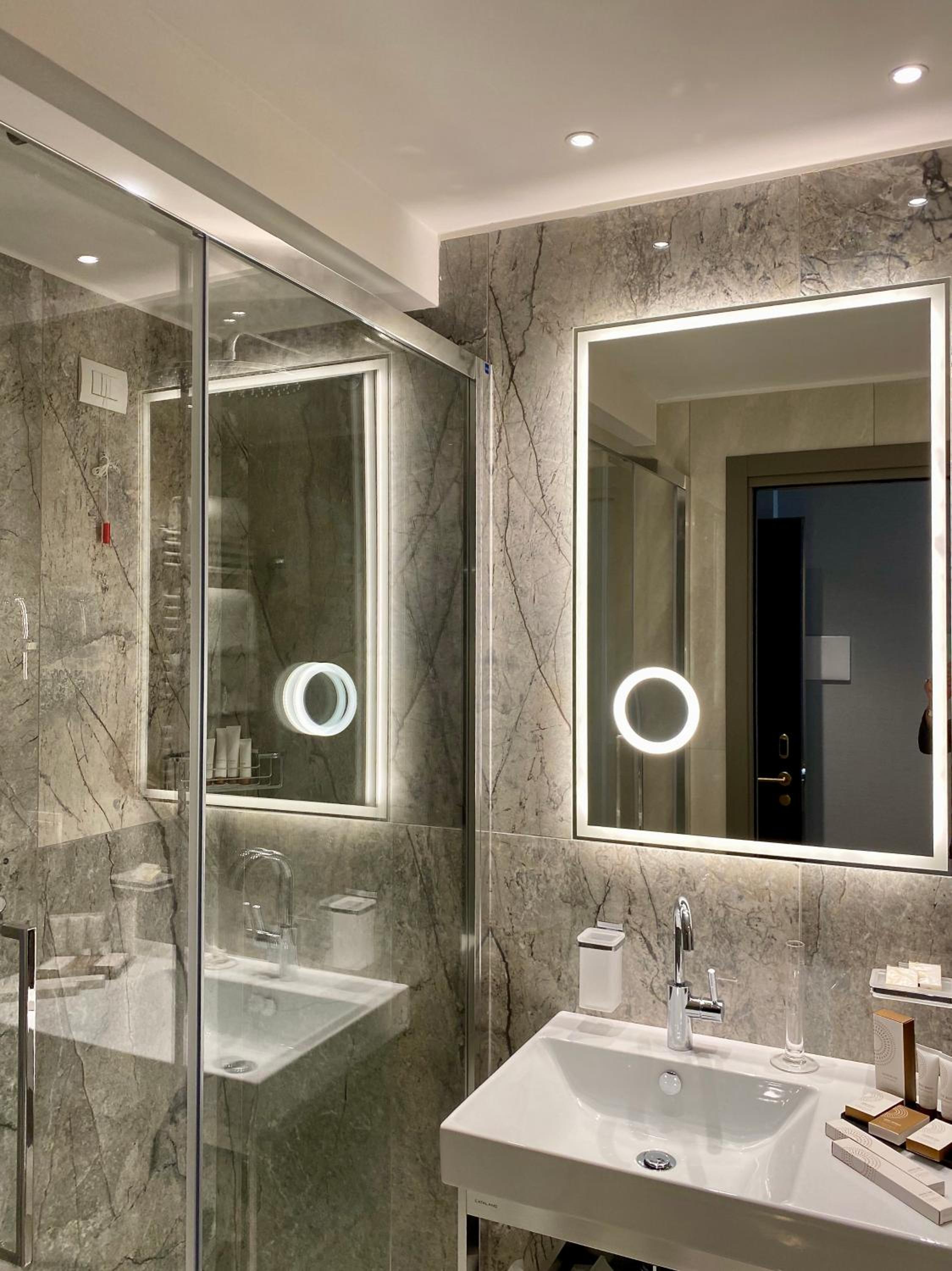 Deluxe Double or Twin Room thumbnail 6