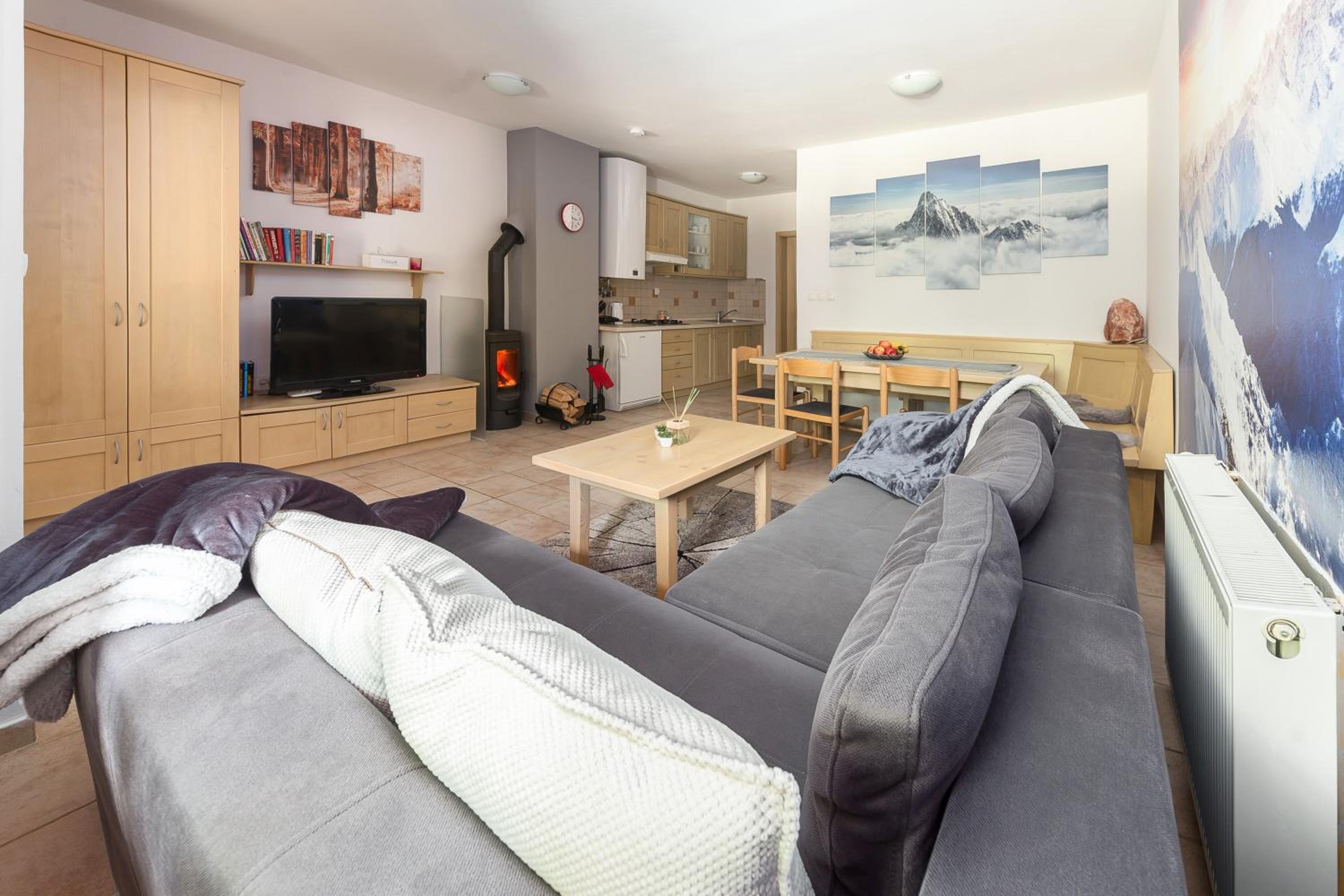 One-Bedroom Apartment photo 1