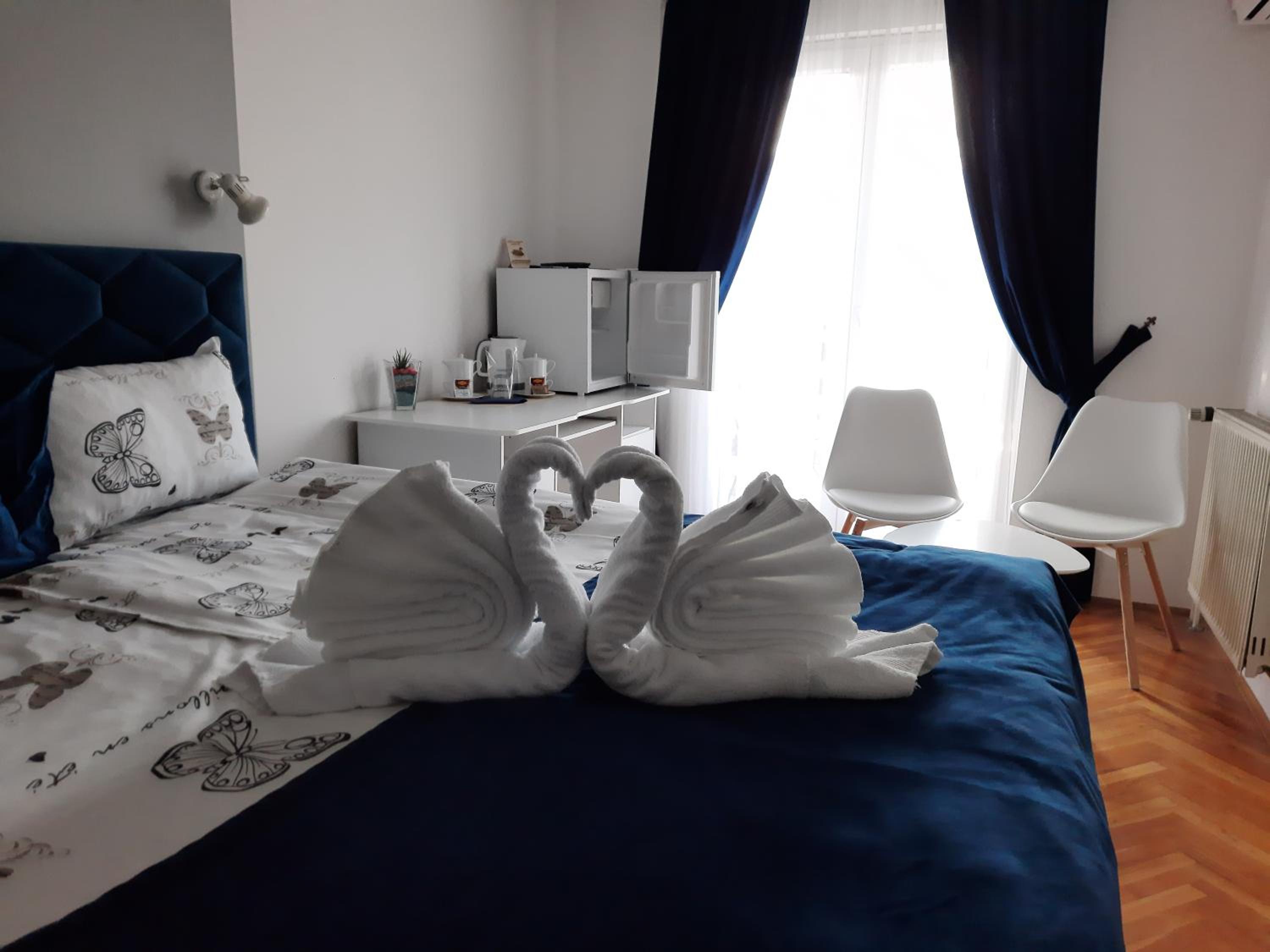 Double Room with Balcony and Lake View - Photo 7