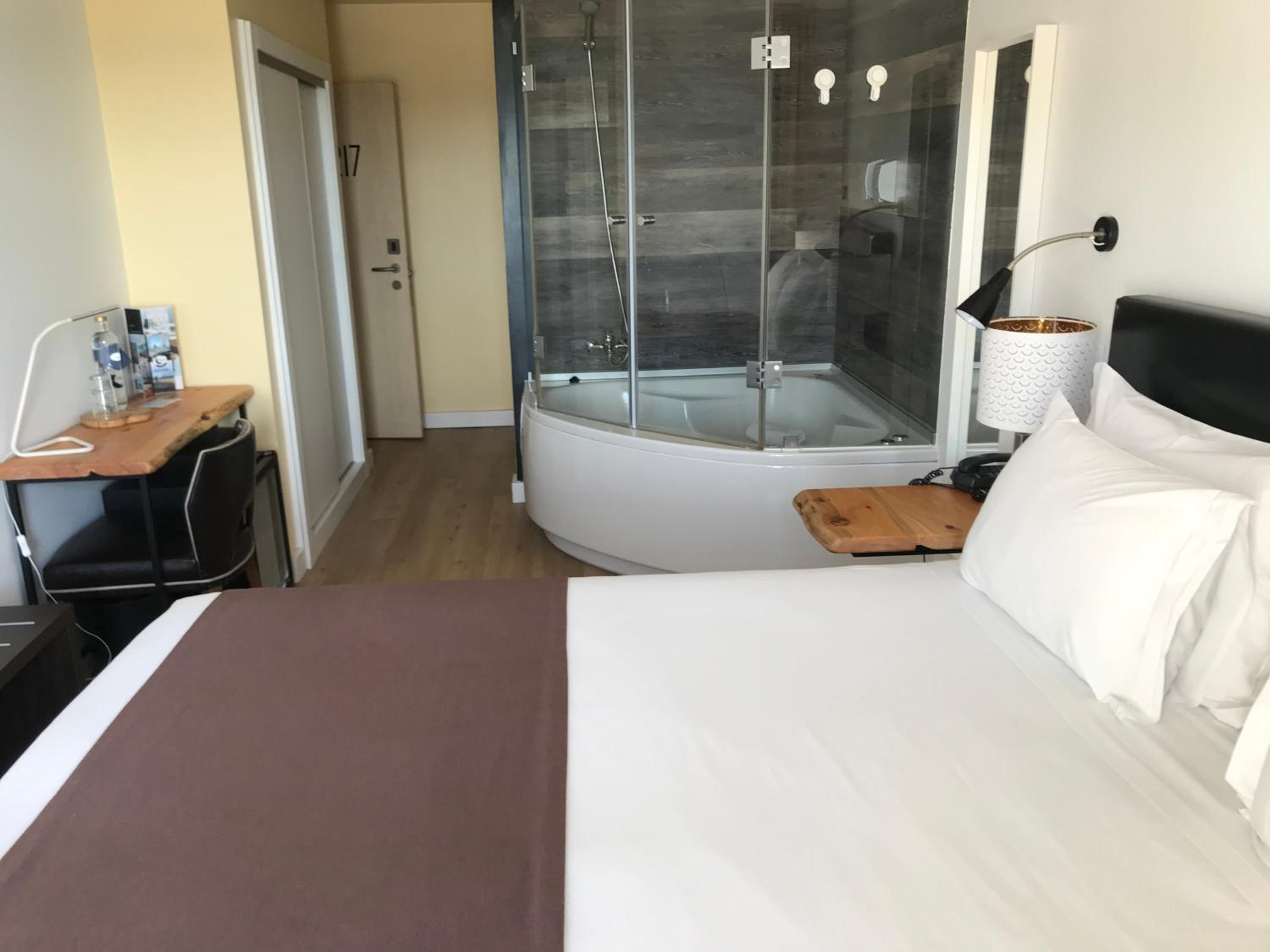 Deluxe Double Room with Frontal Sea View and Spa Bath