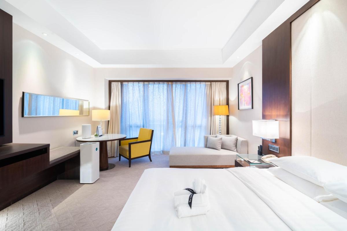 Executive King Room inclusive first round Mini Bar