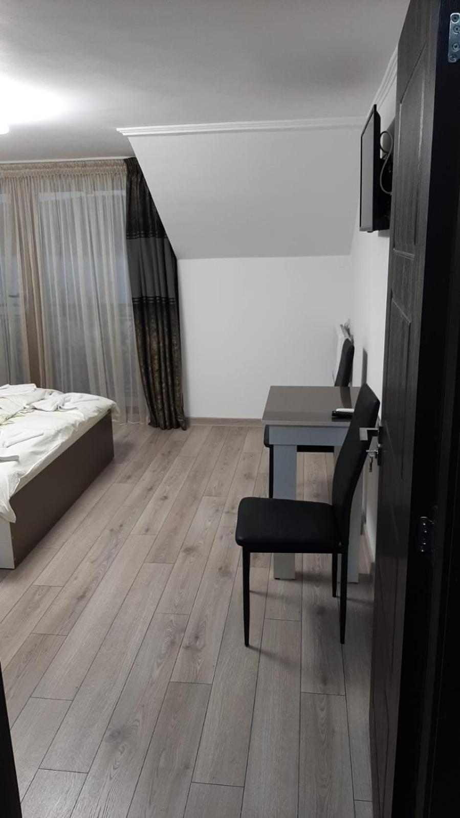 Double Room with Private Bathroom - Photo 18