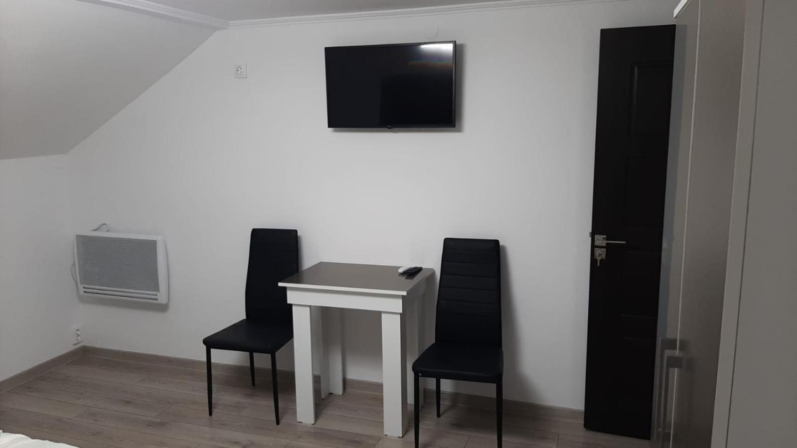 Double Room with Private Bathroom - Photo 21