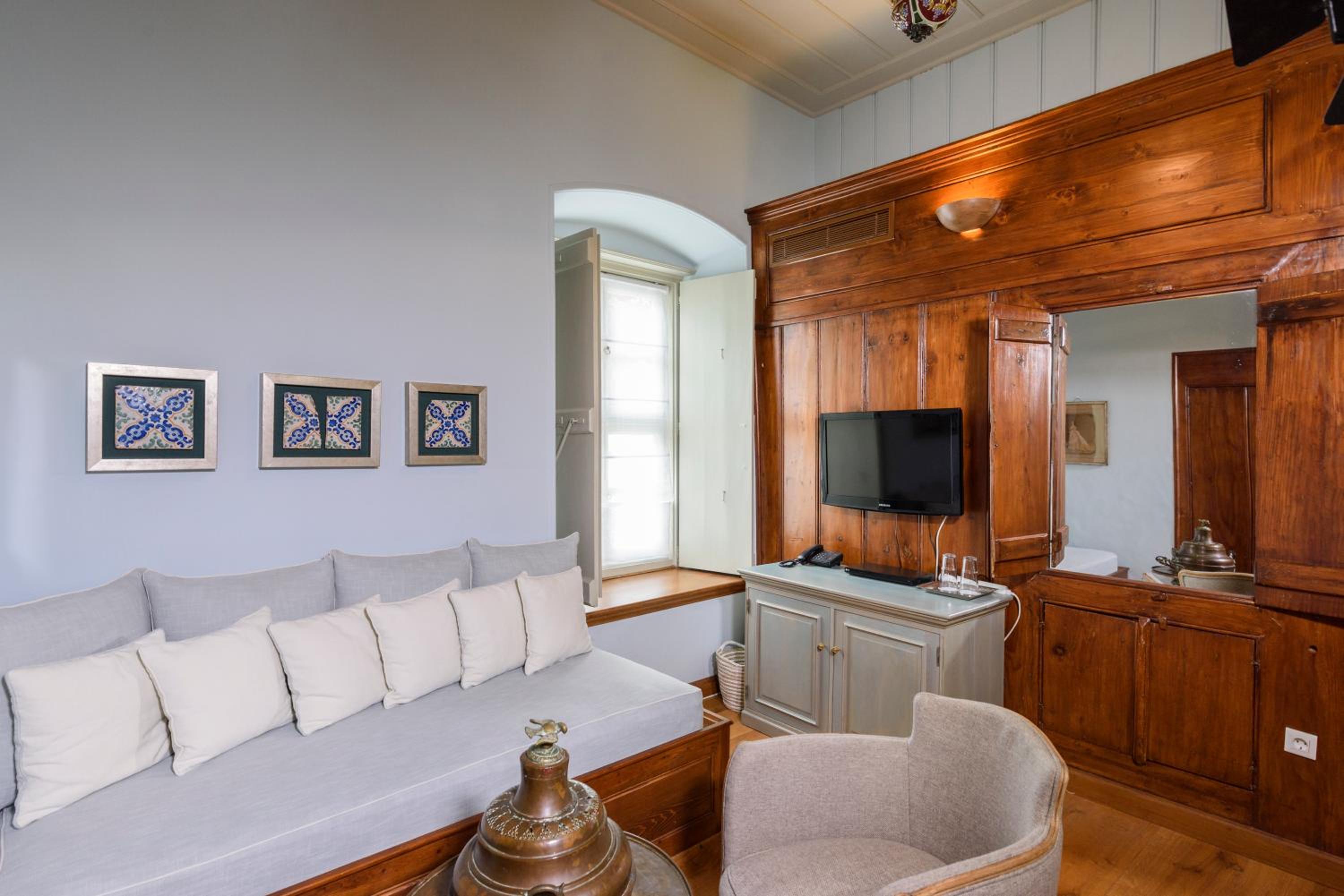 Suite with City View - Photo 8