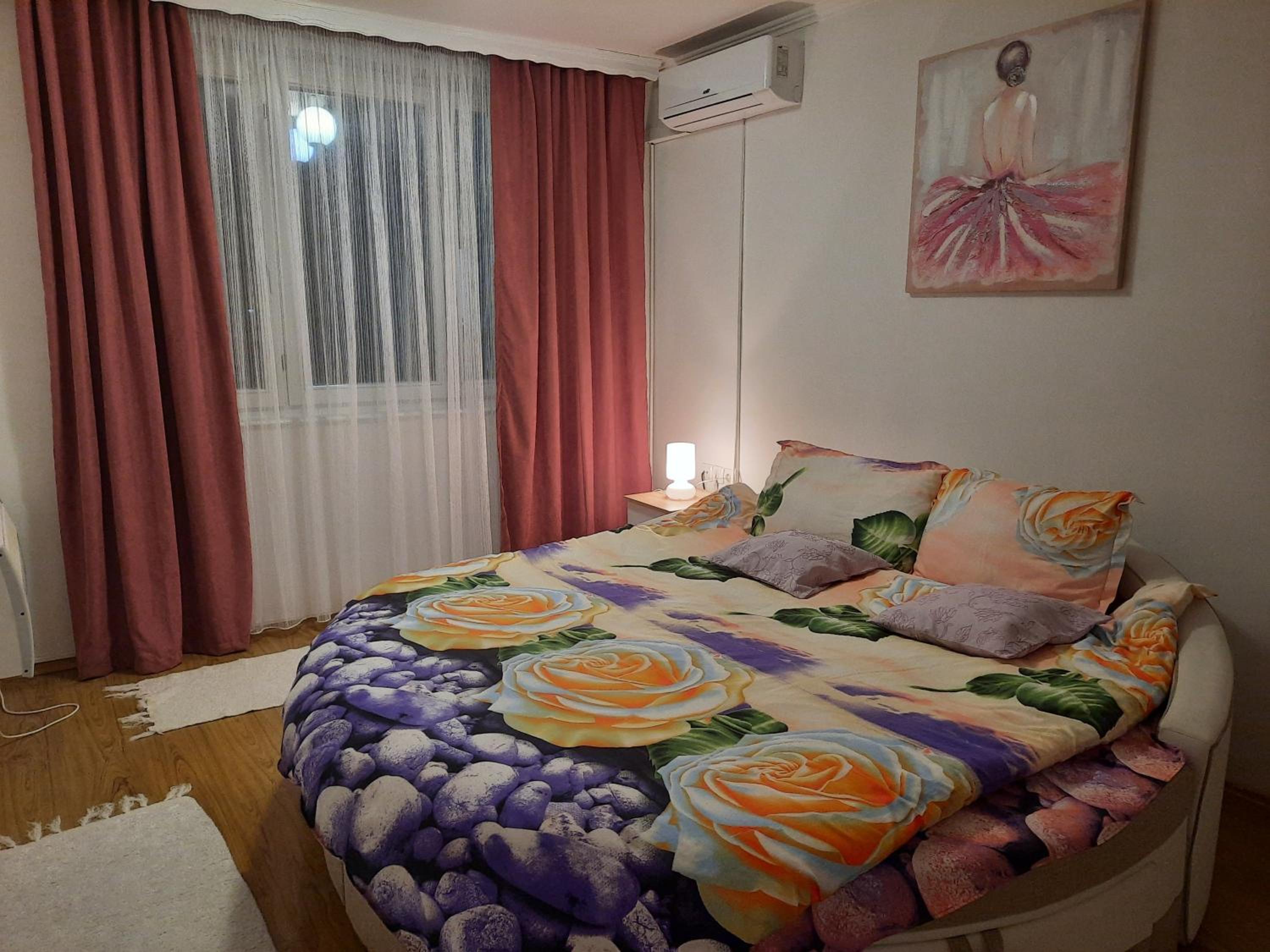 One-Bedroom Apartment photo 1