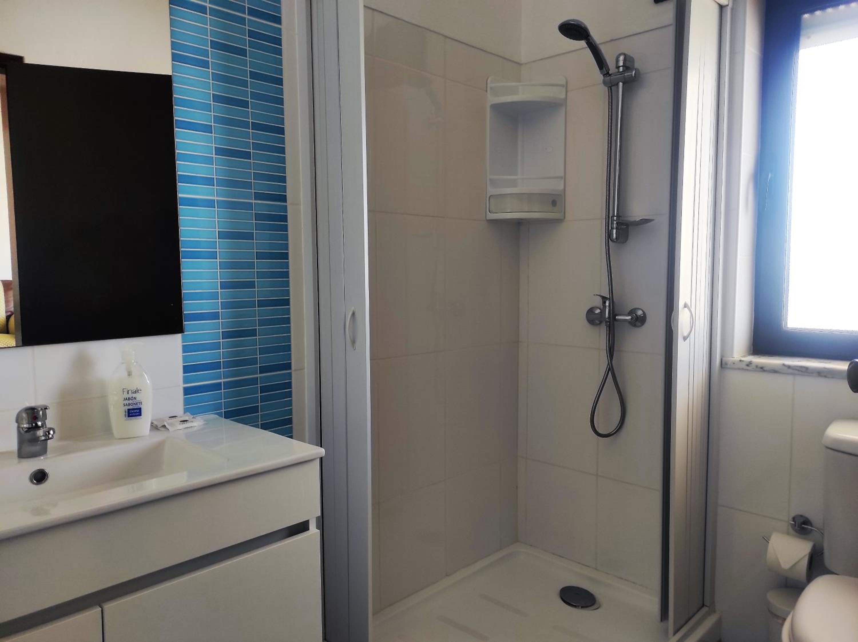 Two-Bedroom Apartment with Sea View - Ground Floor - Photo 7