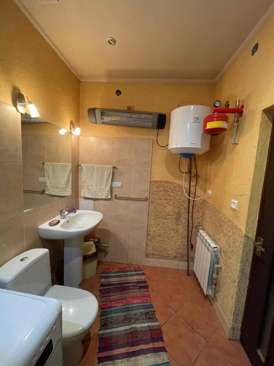 Family Room With Shared Bathroom photo 3