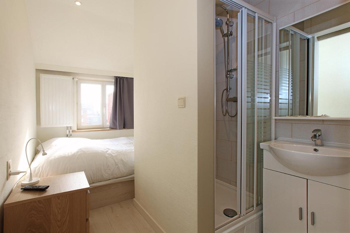 Basic Triple Room with Shared Bathroom